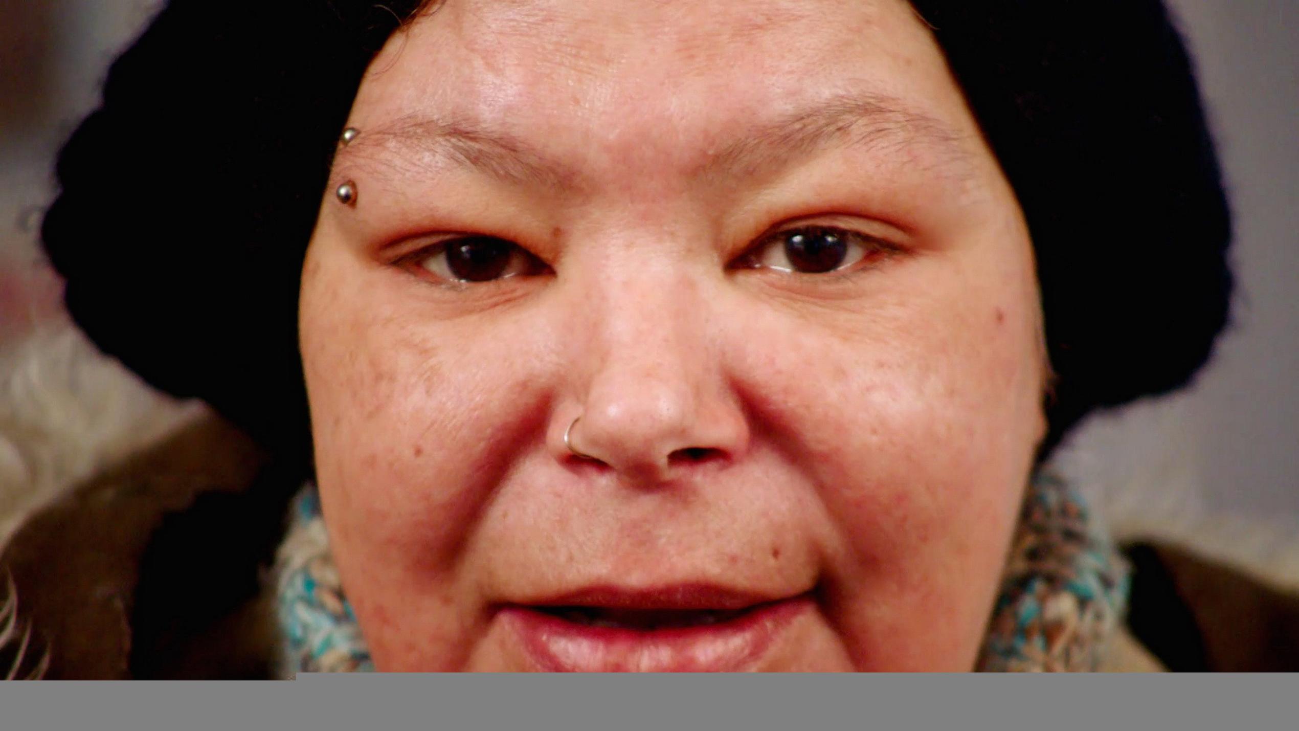 Obdachlos - Einzug in ein neues Leben: Ela (45) "Obdachlos - Einzug in ein neues Leben" begleitet Manuela 'Ela' (45). Ela ist schwer Alkoholkrank und lebt seit fünf Jahren auf der Straße. Gelingt der Einzug in eine neues Leben mit einer eigenen Wohnung als Starthilfe? Evtl. sogar mit ihrem Gefährt