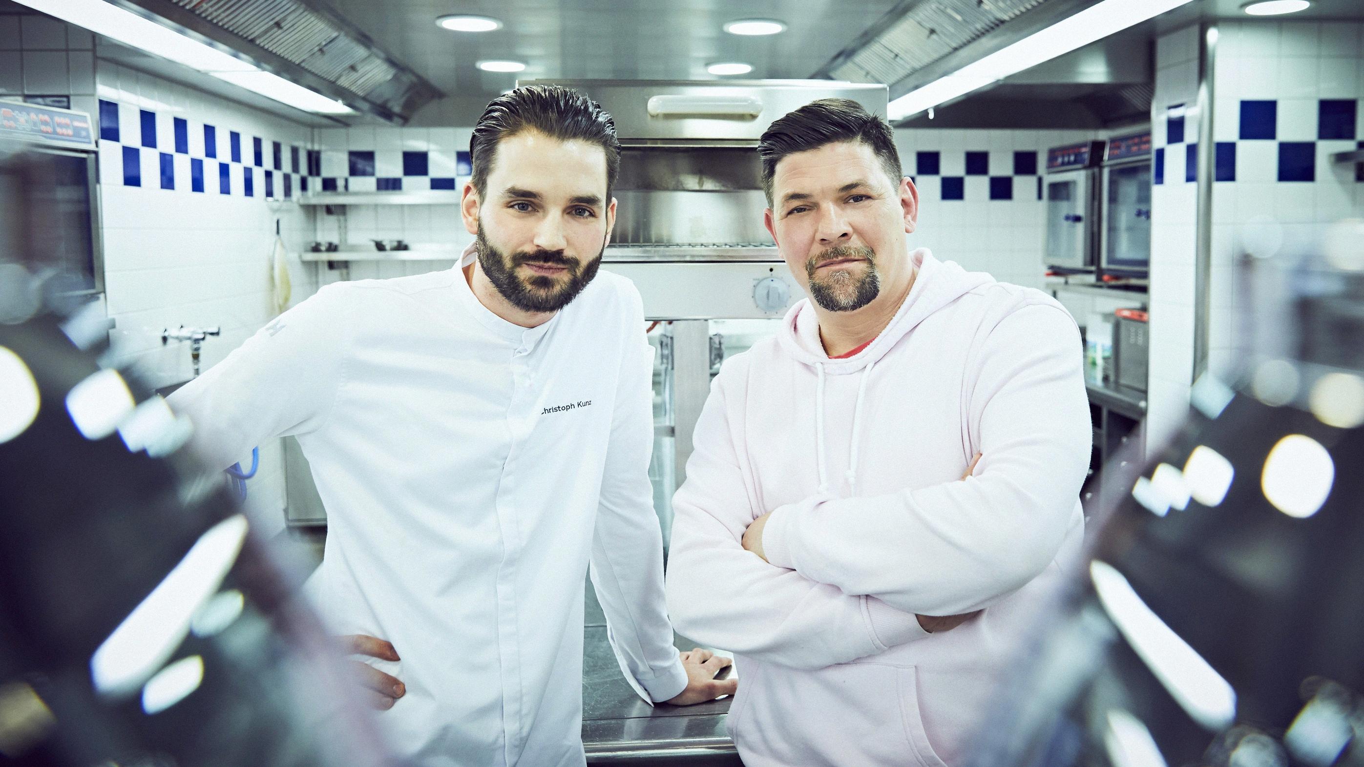 Kitchen Impossible: Die Zutaten der Originalrezepte im Duell zwischen Tim Mälzer gegen Christoph Kunz Christoph Kunz kocht bei "Kitchen Impossible" gegen Tim Mälzer.