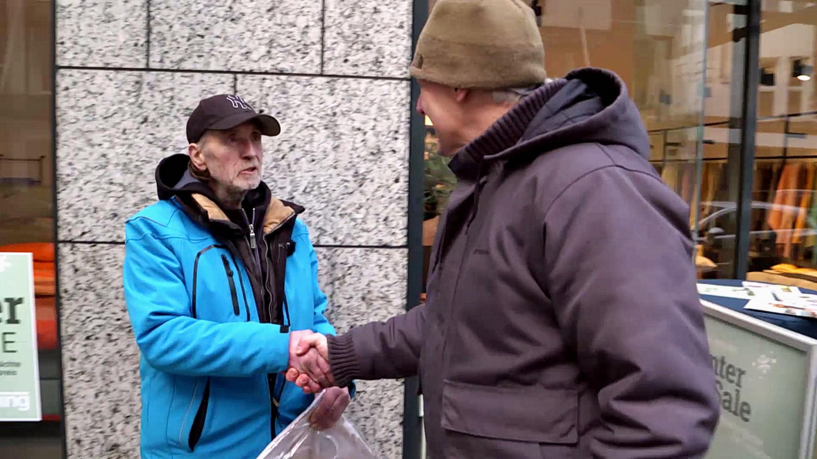 Wie kann ich Obdachlosen wirklich helfen? Streetworker Oliver Ongaro reicht einem Mann die Hand.