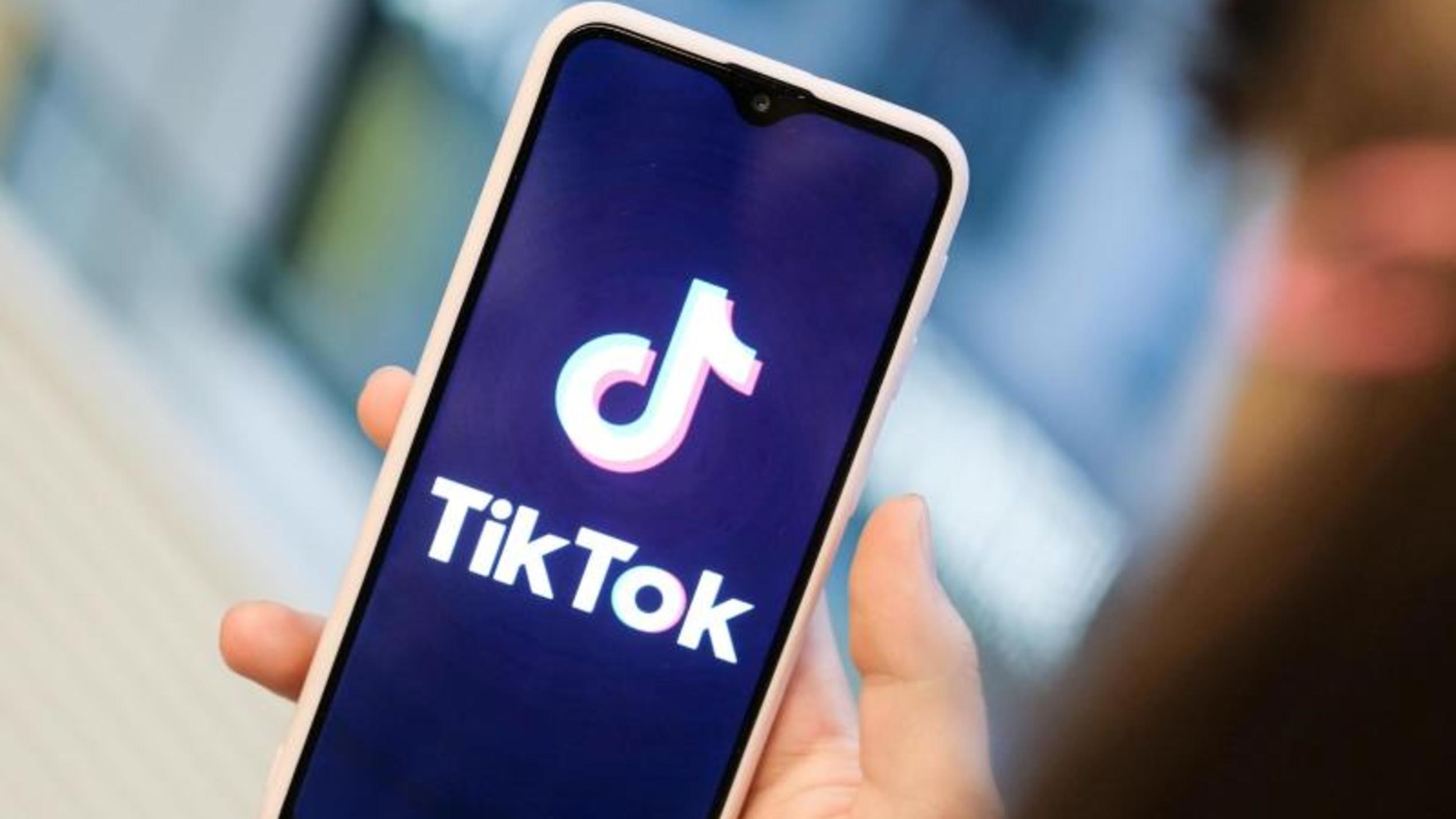 Begleitender Modus bei TikTok: Mehr Kontrolle für Eltern Tiktok auf dem Smartphone