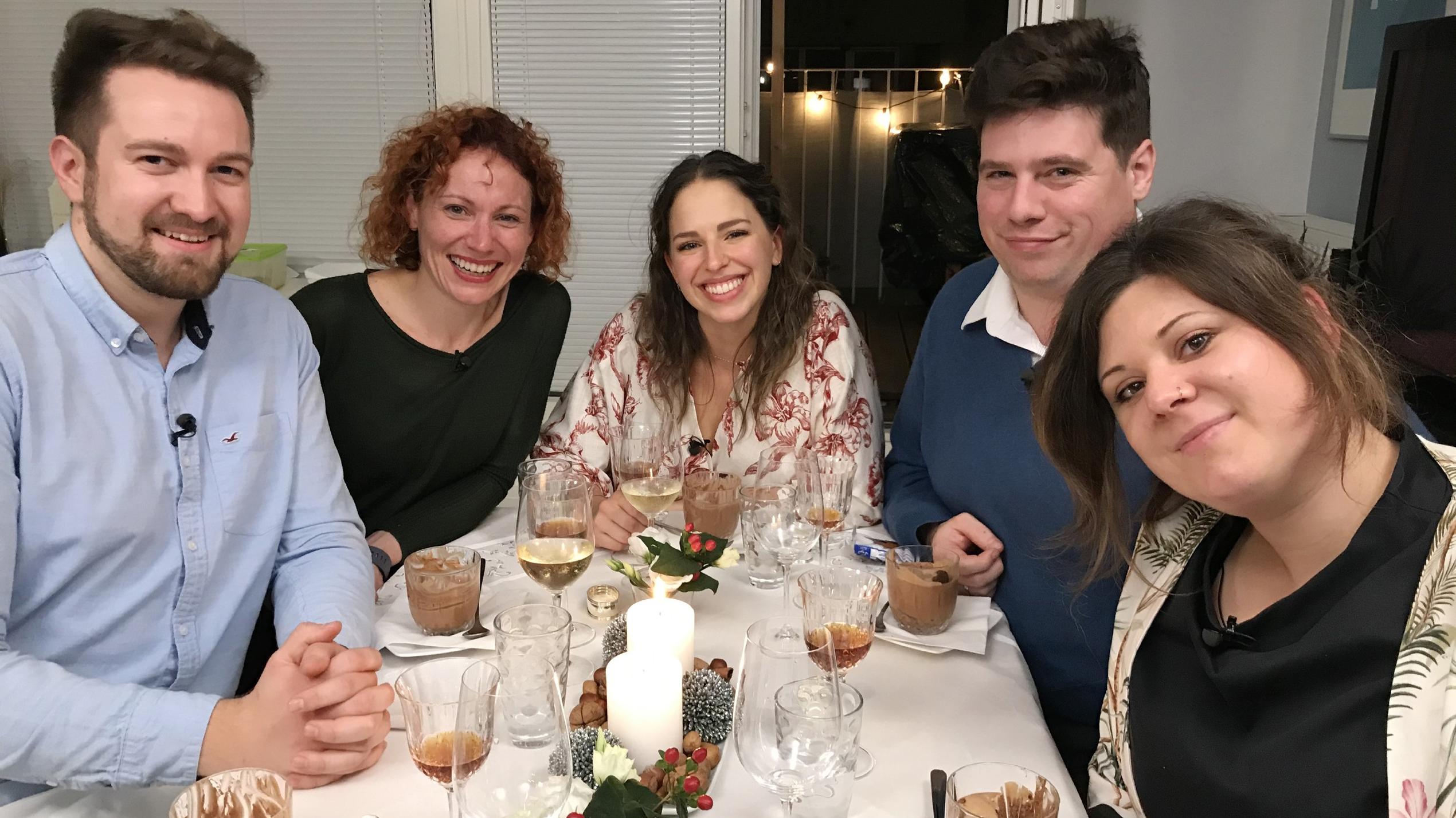 Das perfekte Dinner - Jubiläumswoche in Wien: Die 3.500. Folge mit ganz besonderen Hobbyköchen Markus, Susanne, Gastgeberin Klara, Simon und Ina beim perfekten Dinner in Wien.