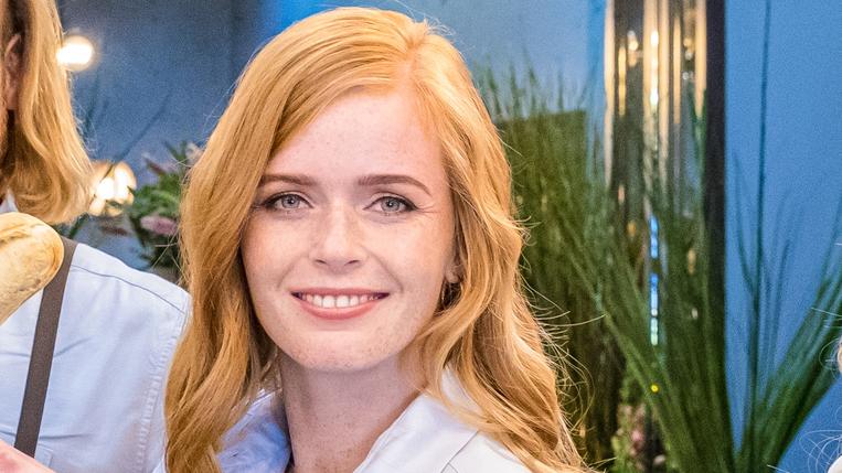 First Dates Hotel: Servicekraft Anika im Interview Foto: TVNOW / Bernd Michael-Maurer