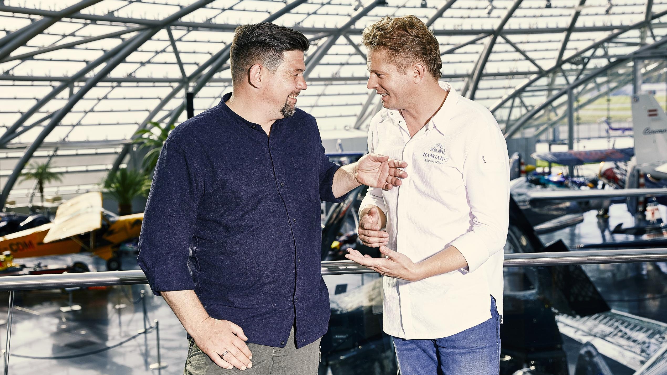 Kitchen Impossible: Die Zutaten der Originalrezepte im Duell Tim Mälzer gegen Martin Klein Tim Mälzer und Martin Klein duellieren sich bei "Kitchen Impossible" 2020