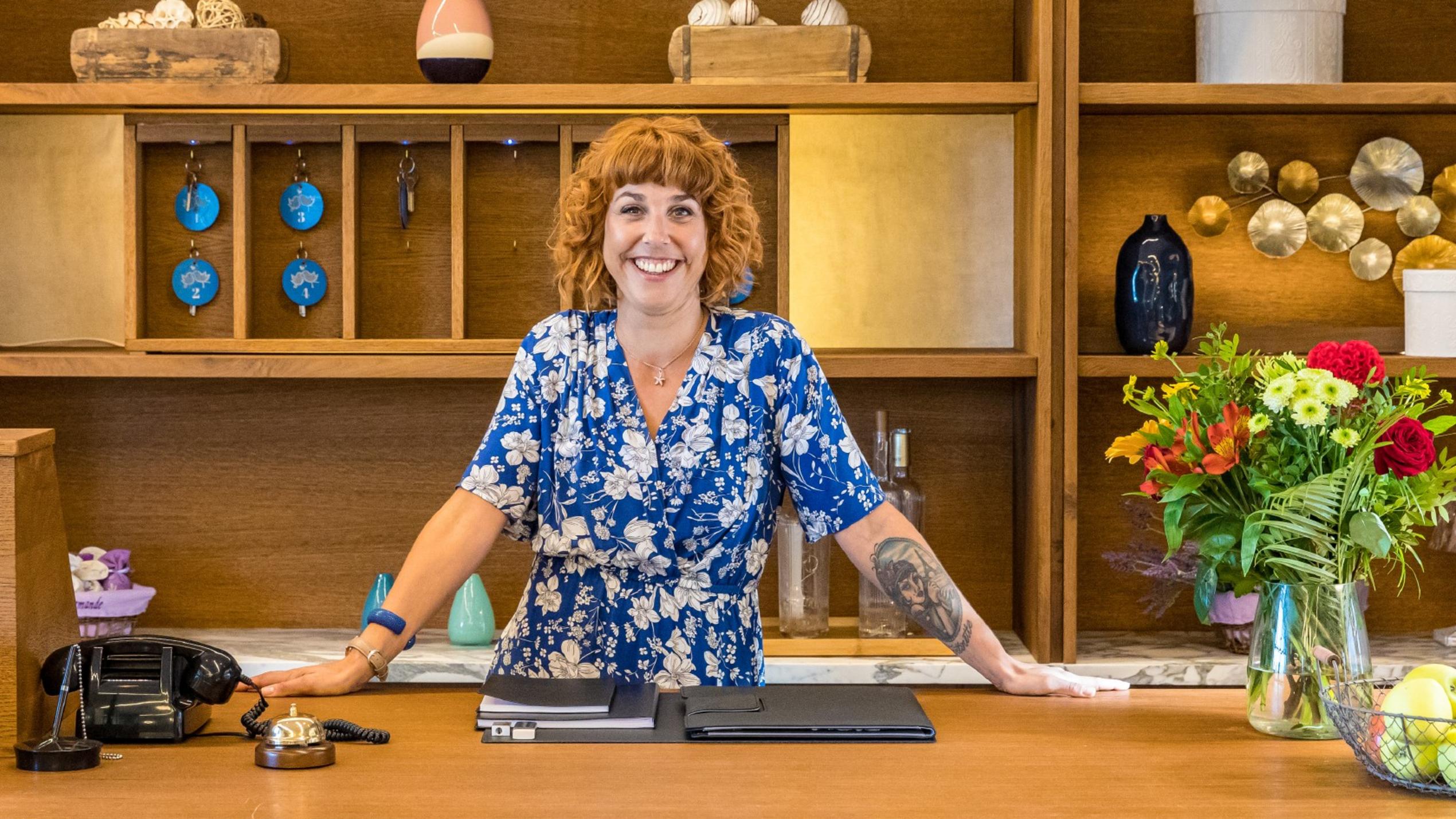 First Dates Hotel: Steckbrief Rezeptionistin Aline Aline Marie Rademacher ist Rezeptionistin im "First Dates Hotel" und empfängt die Gäste.