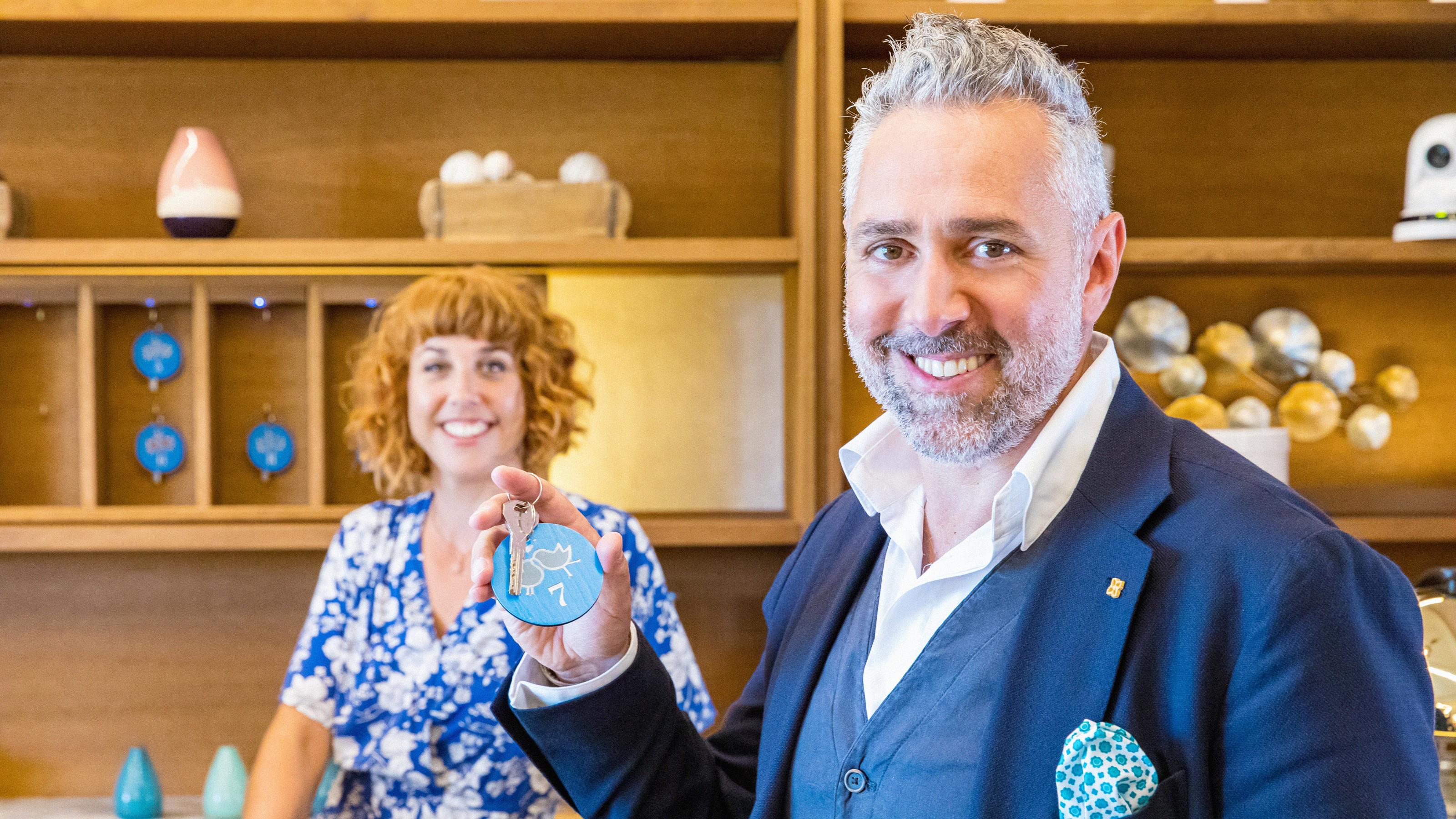 „First Dates Hotel“: Den VOX-Live-Stream online auf TVNOW schauen Aline Marie Rademacher ist Rezeptionistin im 'First Dates Hotel' und empfängt zusammen mit Gastgeber Roland Trettl die Gäste.Die Verwendung des sendungsbezogenen Materials ist nur mit dem Hinweis und Verlinkung auf TVNOW gestattet.