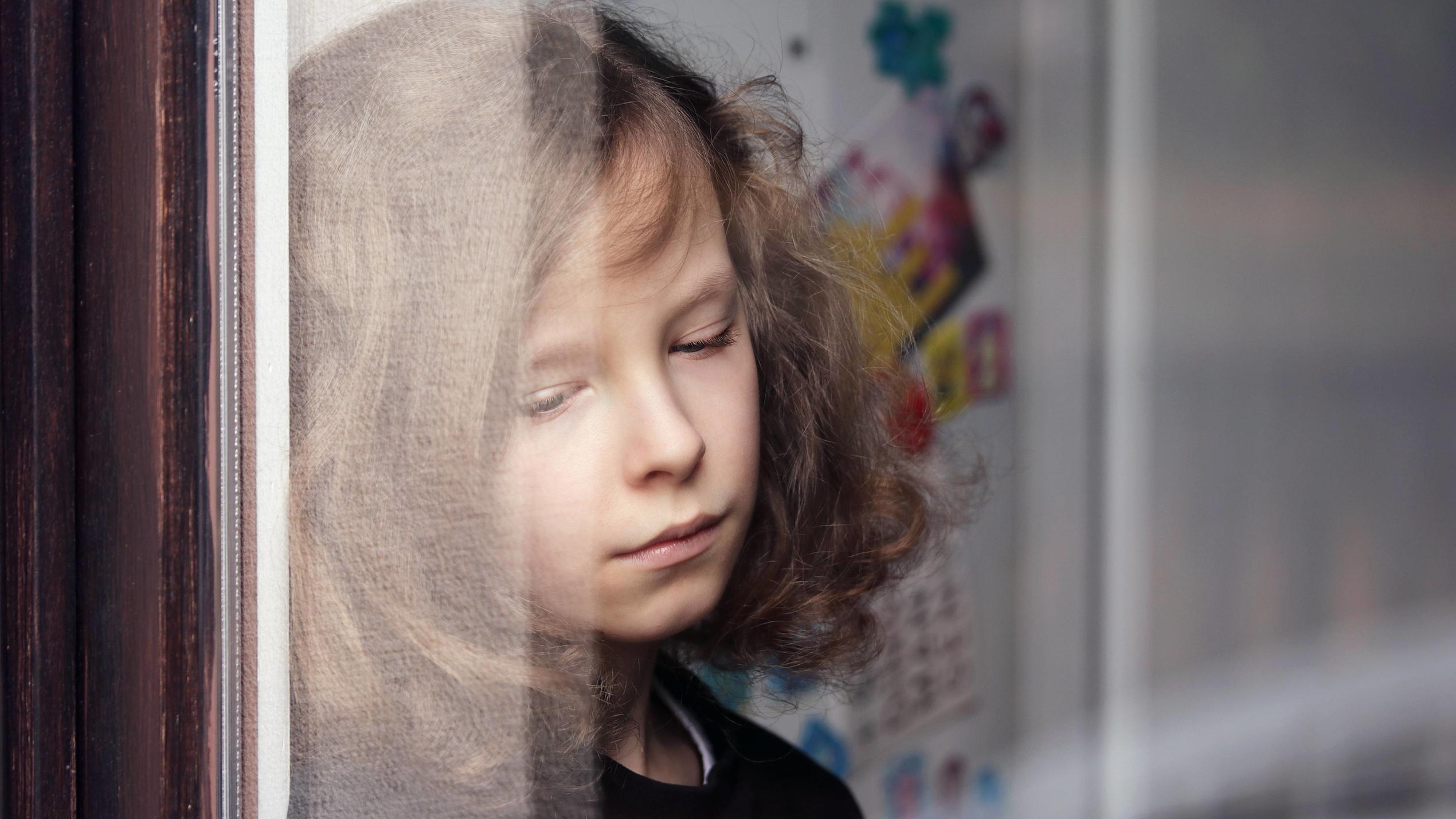 Bekommen unsere Kinder einen Corona-Knacks? Portrait eines traurigen Jungen am Fenster. GESELLSCHAFT / creative *** Portrait of a sad boy at the window SOCIETY creative PUBLICATIONxINxGERxSUIxAUTxONLY Copyright: giulietta73x/xPhotocase photocase2370943