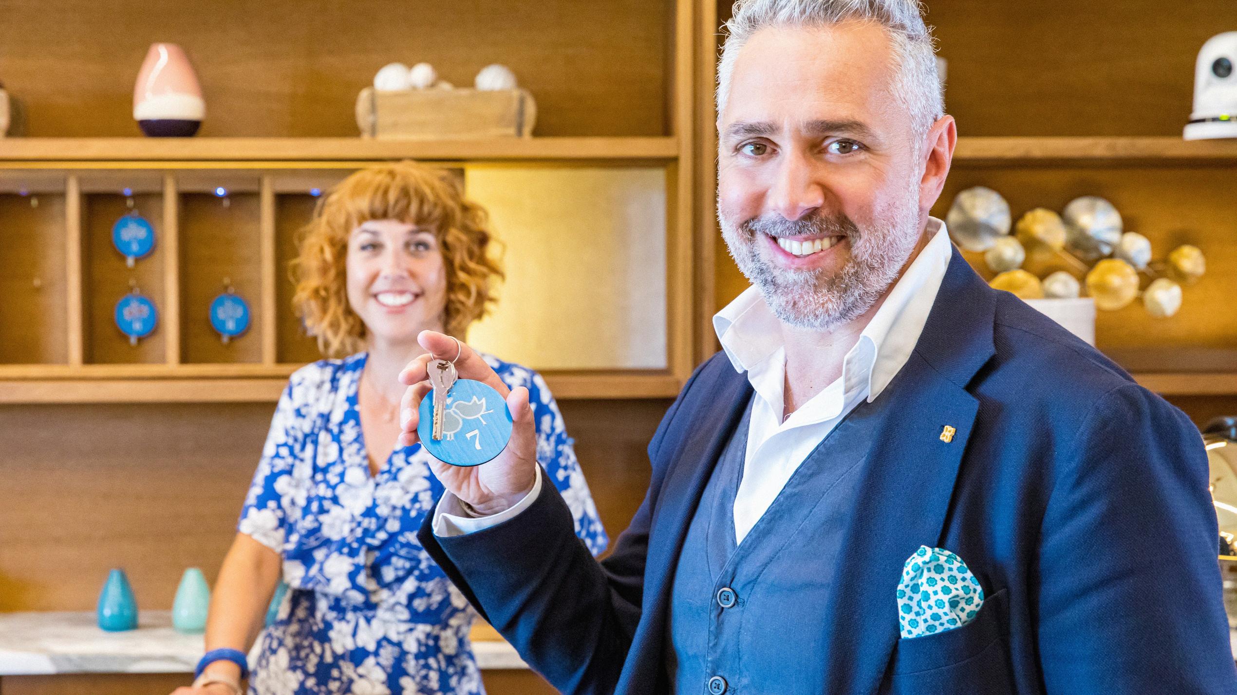 First Dates Hotel: Die zweite Staffel kommt Aline Marie Rademacher ist Rezeptionistin im 'First Dates Hotel' und empfängt zusammen mit Gastgeber Roland Trettl die Gäste.Die Verwendung des sendungsbezogenen Materials ist nur mit dem Hinweis und Verlinkung auf TVNOW gestattet.