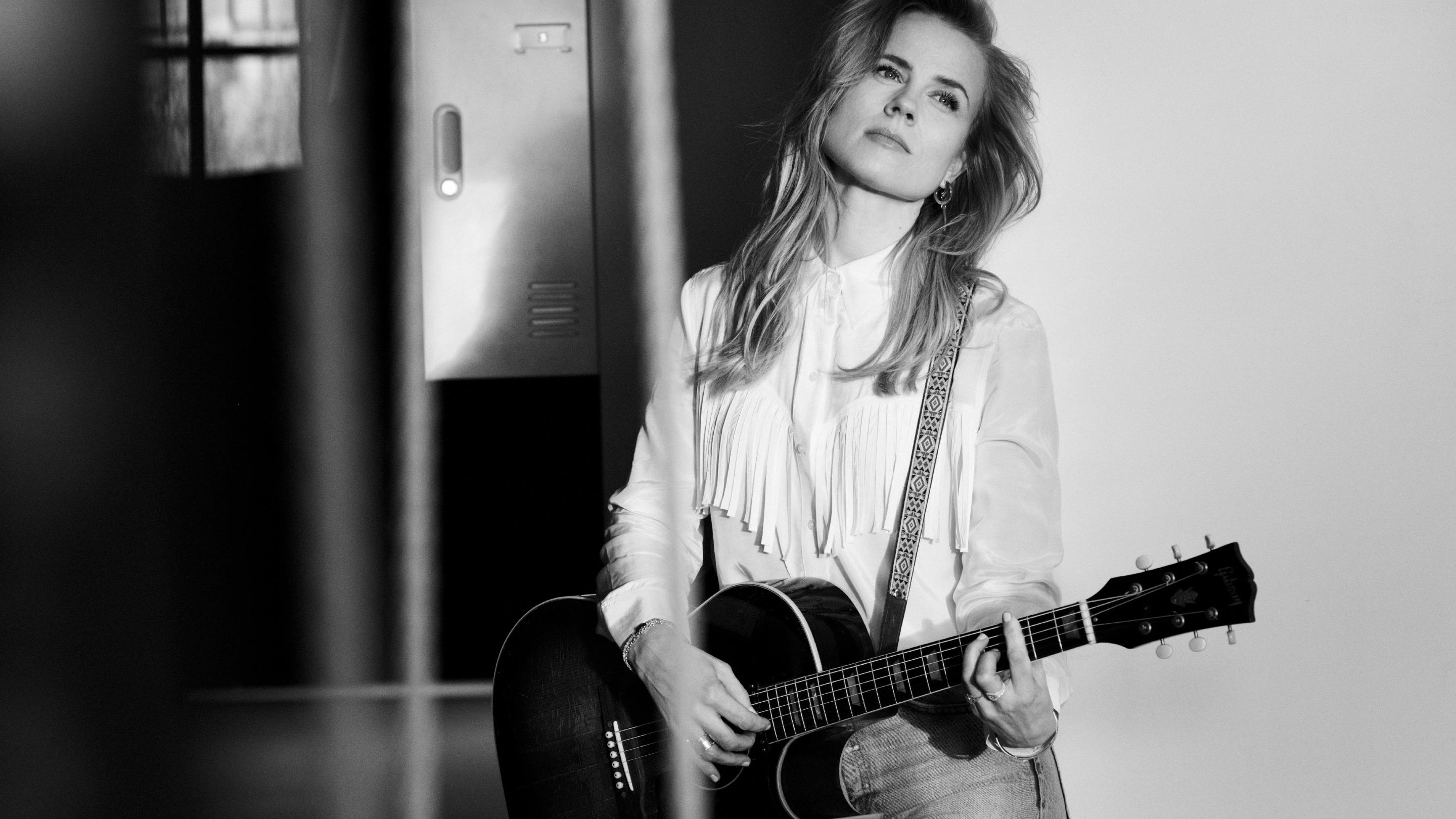 Zwischen Tüll und Tränen: Ilse DeLange mit ihrer neuen Single "Homesick" Ilse DeLange