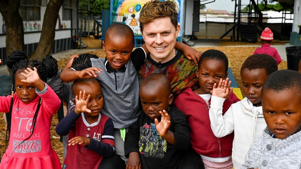 Die „Sing meinen Song stillt Hunger“-Spendenaktion endet mit einem großen Erfolg Michael Patrick Kelly im Township Masakhane