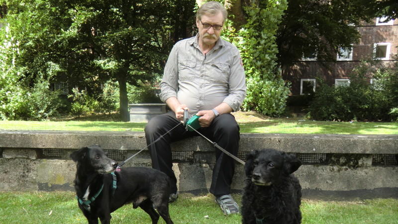 Neues Zuhause gesucht Gerhard Carius mit Bonnie und Mucki