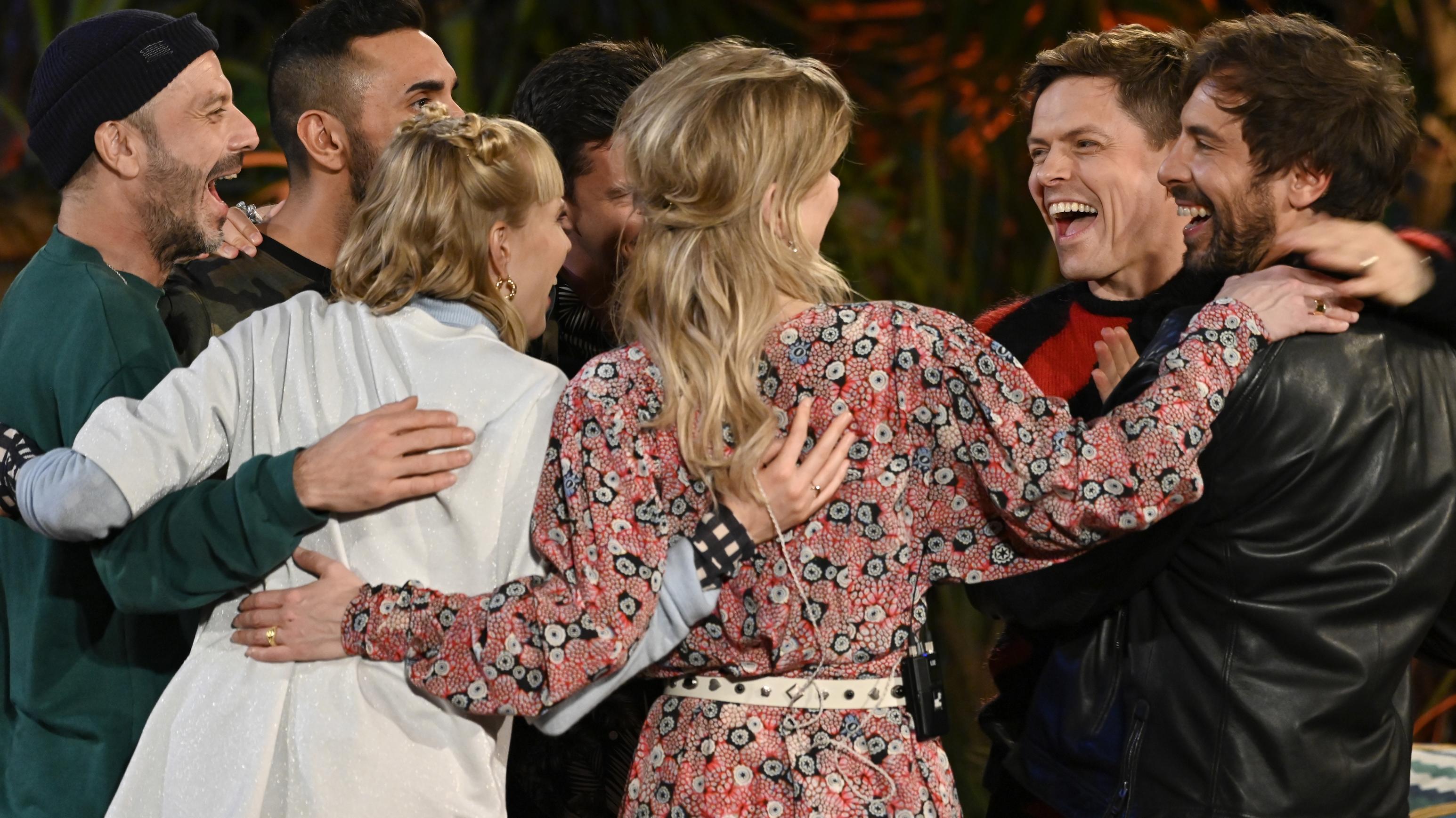 Sing meinen Song 2020: LEA löst mit „Friends are Family“ großes Gruppenkuscheln aus V.l.: LEA, Jan Plewka, MoTrip, Nico Santos, Michael Patrick Kelly, Max Giesinger, Ilse DeLangeDie Verwendung des sendungsbezogenen Materials ist nur mit dem Hinweis und Verlinkung auf TVNOW gestattet.