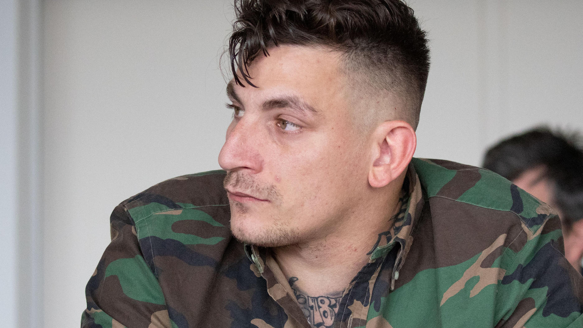 Körperverletzung: GZUZ kauft sich für 500 € frei 30.06.2020, Hamburg: Der Rapper Gzuz, Mitglied der Hamburger Hip-Hop-Gruppe 187 Strassenbande, sitzt in einem provisorischen Gerichtssaal im Strafjustizgebäude. Dem Musiker werden unter anderem Verstöße gegen das Waffengesetz, versuchter Diebstahl un