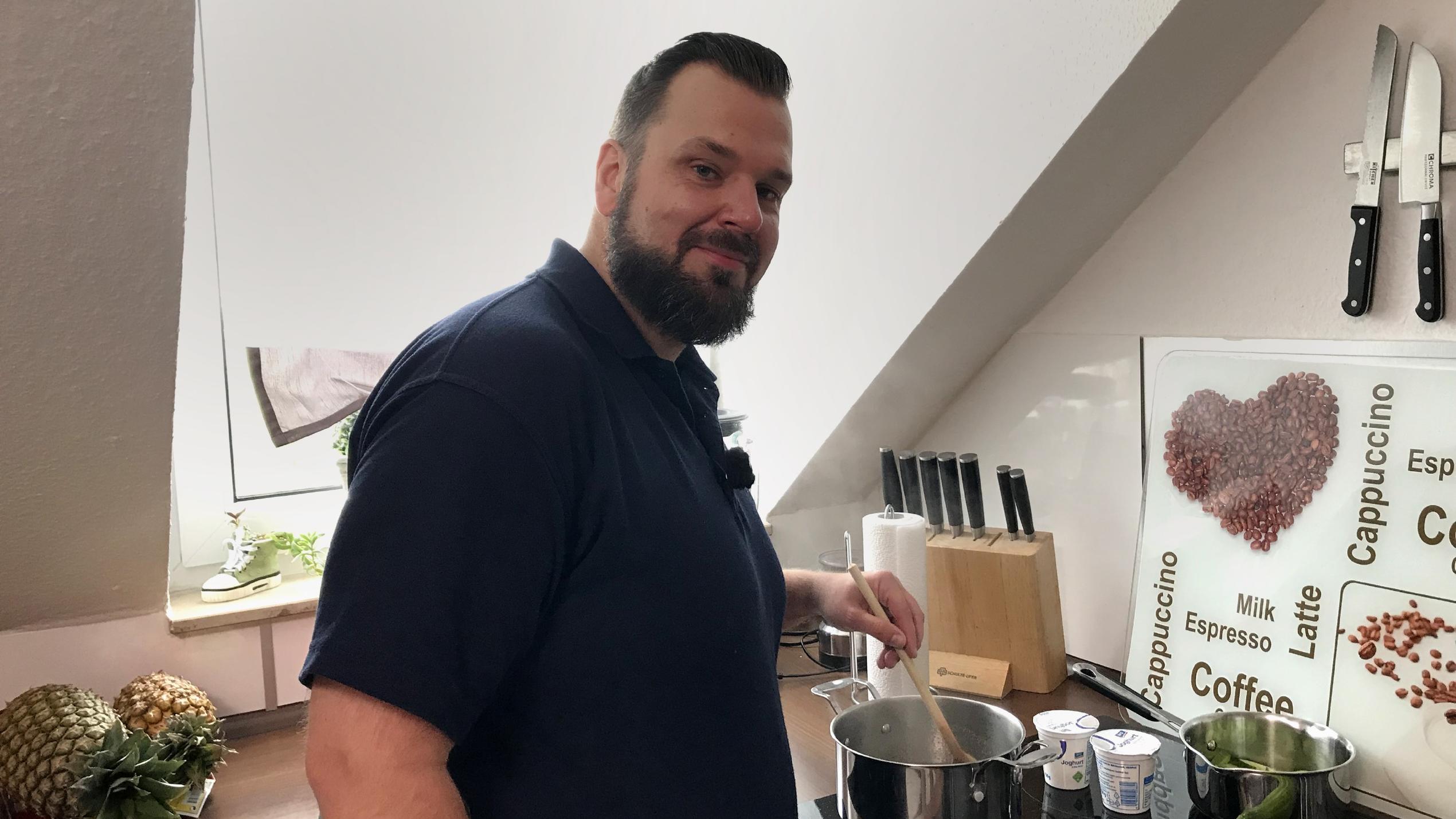 Das perfekte Dinner nach Corona: Sebastian muss auf die "Dinner-Kitchen" ausweichen Gastgeber Sebastian Foto: TVNOW / ITV Studios