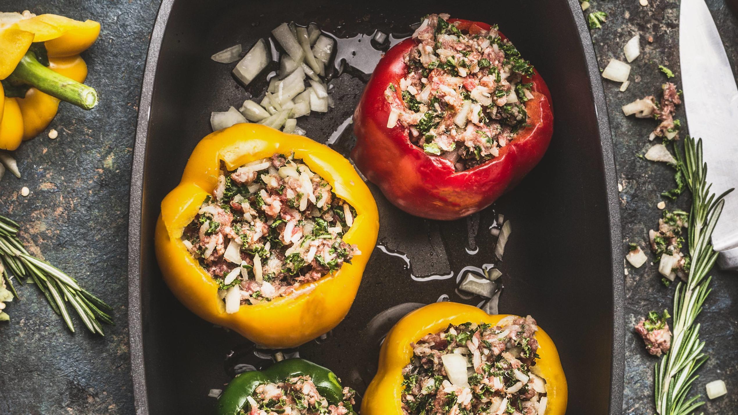 Clever einkaufen und essen: Der große Wochenplan mit Rezepten und Einkaufsliste Bunte gefüllte Paprika in Kochtopf ESSEN UND TRINKEN/creative *** Colorful stuffed peppers in saucepan. EAT AND DRINK creative PUBLICATIONxINxGERxSUIxAUTxONLY photocase_1944563