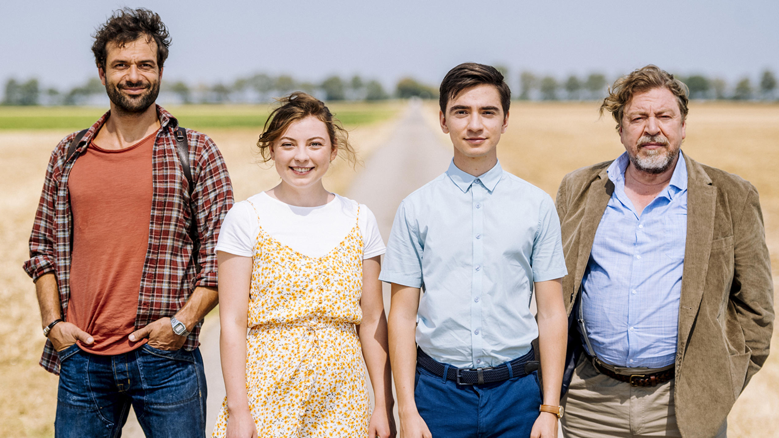 Dreharbeiten für die neue VOX-Dramedy-Serie „Tonis Welt“ gestartet V.l.: Malte (Kai Schumann), Valerie (Amber Bongard), Toni (Ivo Kortlang), Dr. Schmieta (Armin Rohde)*.