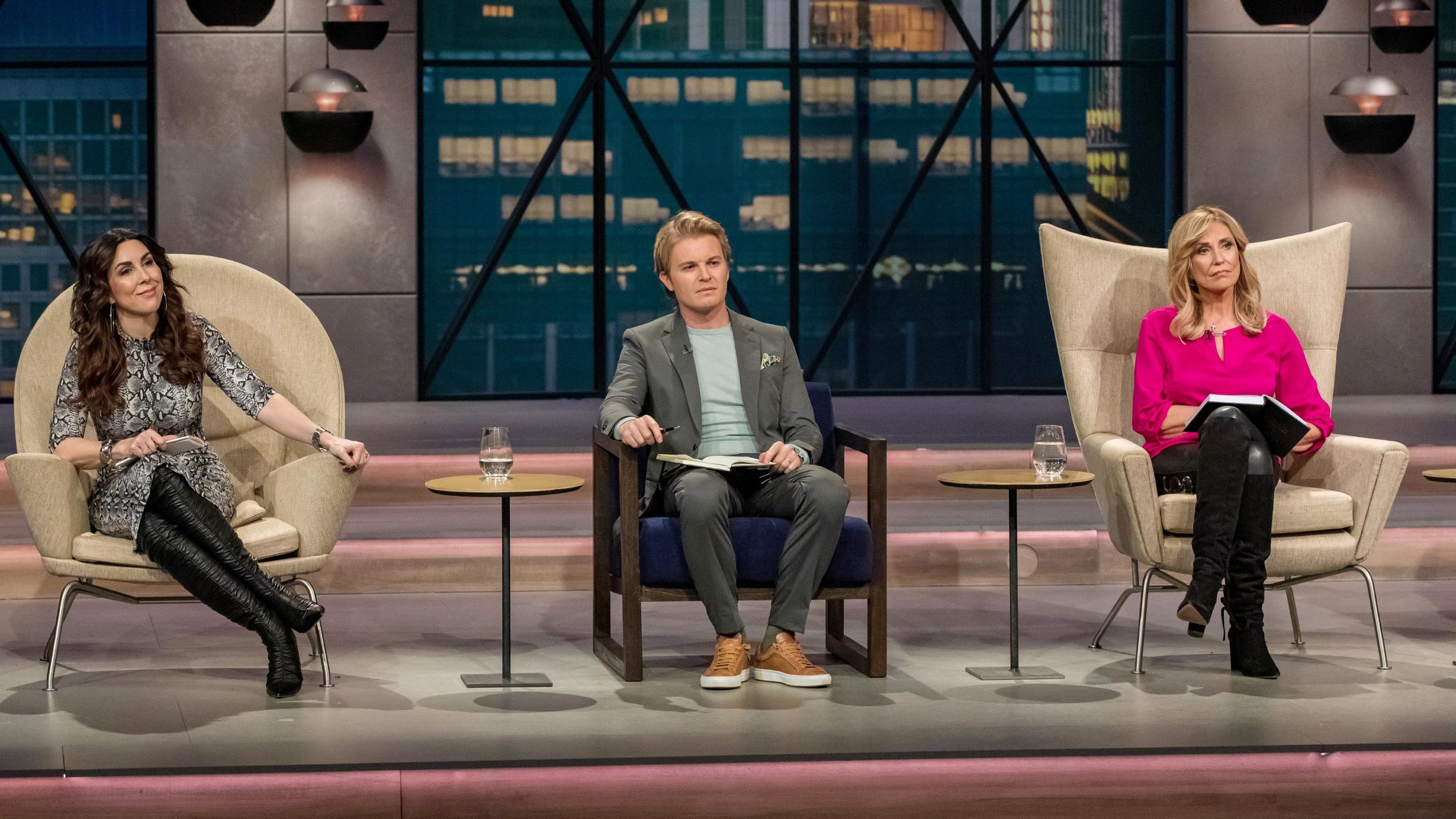 Höhle der Löwen 2020: Stream, Produkte, Investoren, Sendetermine & Co. - Infos zu Folge 5 Die "Löwen" Judith Williams (l.), Nico Rosberg und Dagmar Wöhrl nehmen die Mehrfachsteckdose für E-Autos von "Charge X" genau unter die Lupe. Die Verwendung des sendungsbezogenen Materials ist nur mit dem Hinweis und Verlinkung auf TVNOW gestattet.