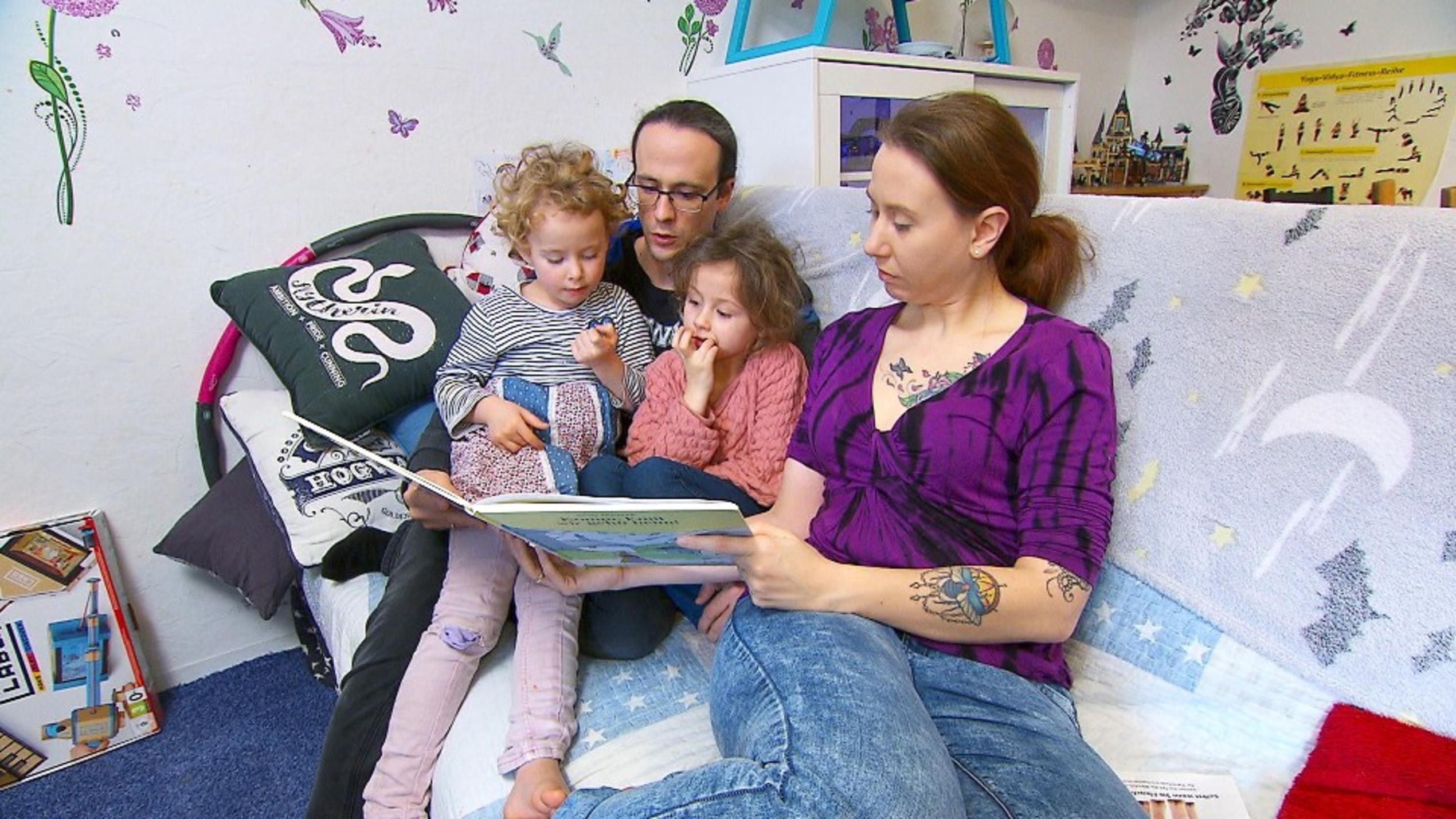 Das Beste für mein Kind - Wir erziehen anders: Neu bei VOX V.l.: Alice, Vater Fabian, Lilith und Mutter ElisabethDie Verwendung des sendungsbezogenen Materials ist nur mit dem Hinweis und Verlinkung auf TVNOW gestattet.