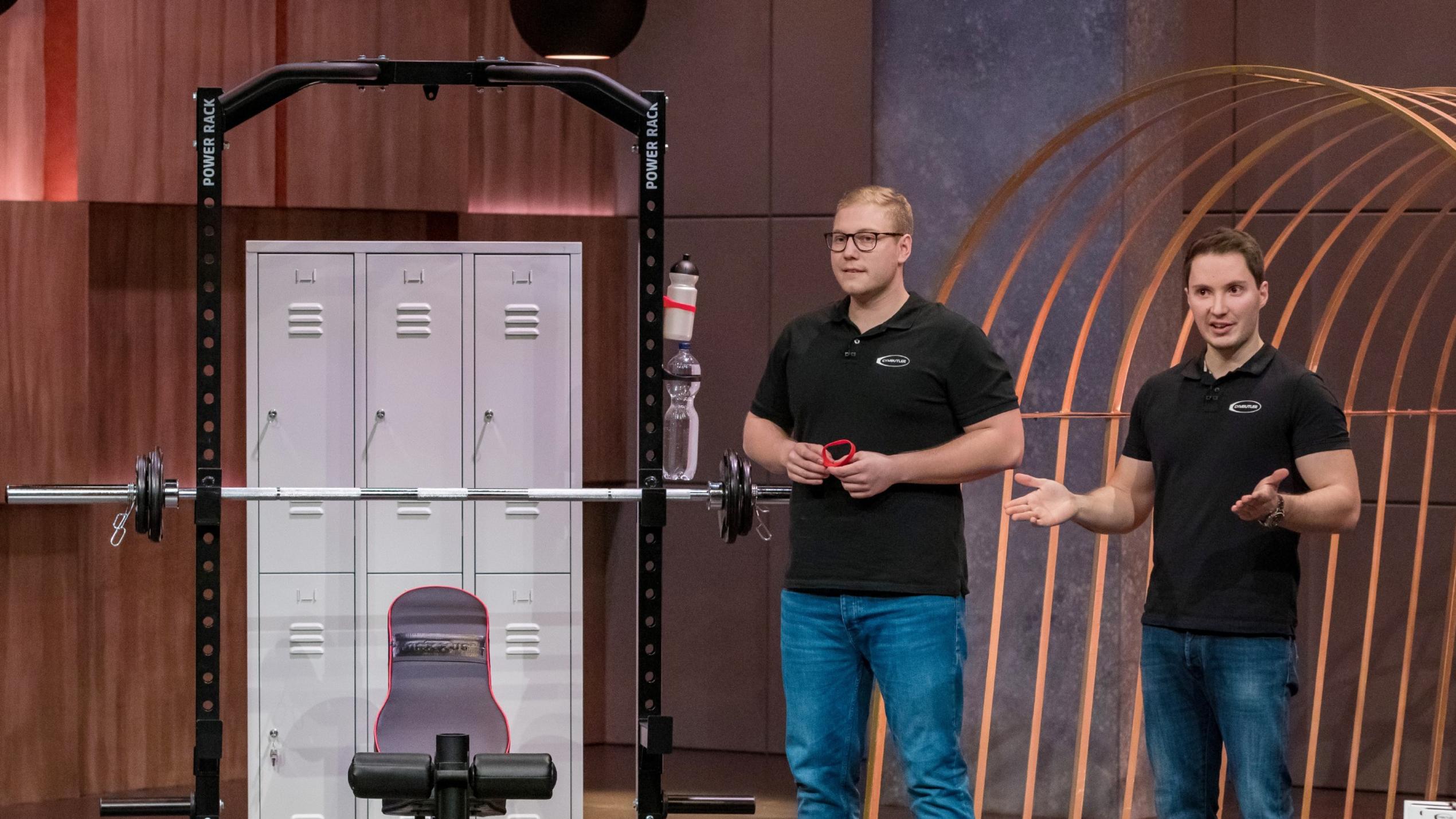 Die Höhle der Löwen 2020: „Gymbutler“ – der Butler fürs Fitnessstudio Maximilian Sander (l.) und Tim Bormann aus Hildesheim präsentieren mit _Gymbutler" einen Getränkehalter fürs Fitnessstudio. Sie erhoffen sich ein Investment von 100.000 Euro für 20 Prozent der Anteile an ihrem Unternehmen. Die Verwendung des sendung