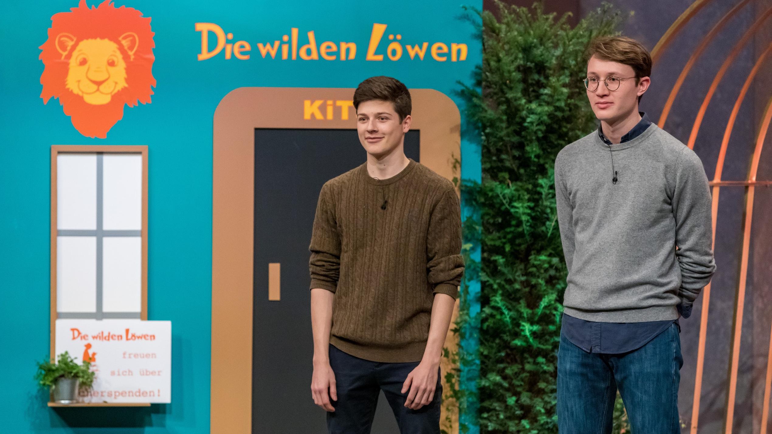 Die Höhle der Löwen: „Letsact“ - kann man mit einer App die Welt verbessern? Ludwig Petersen (l.) und Paul Bäumler aus München präsentieren mit "LetsAct" eine App für lokales Volunteering. Sie erhoffen sich ein Investment von 300.000 Euro für 10 Prozent der Anteile an ihrem Unternehmen. Die Verwendung des sendungsbezogenen M