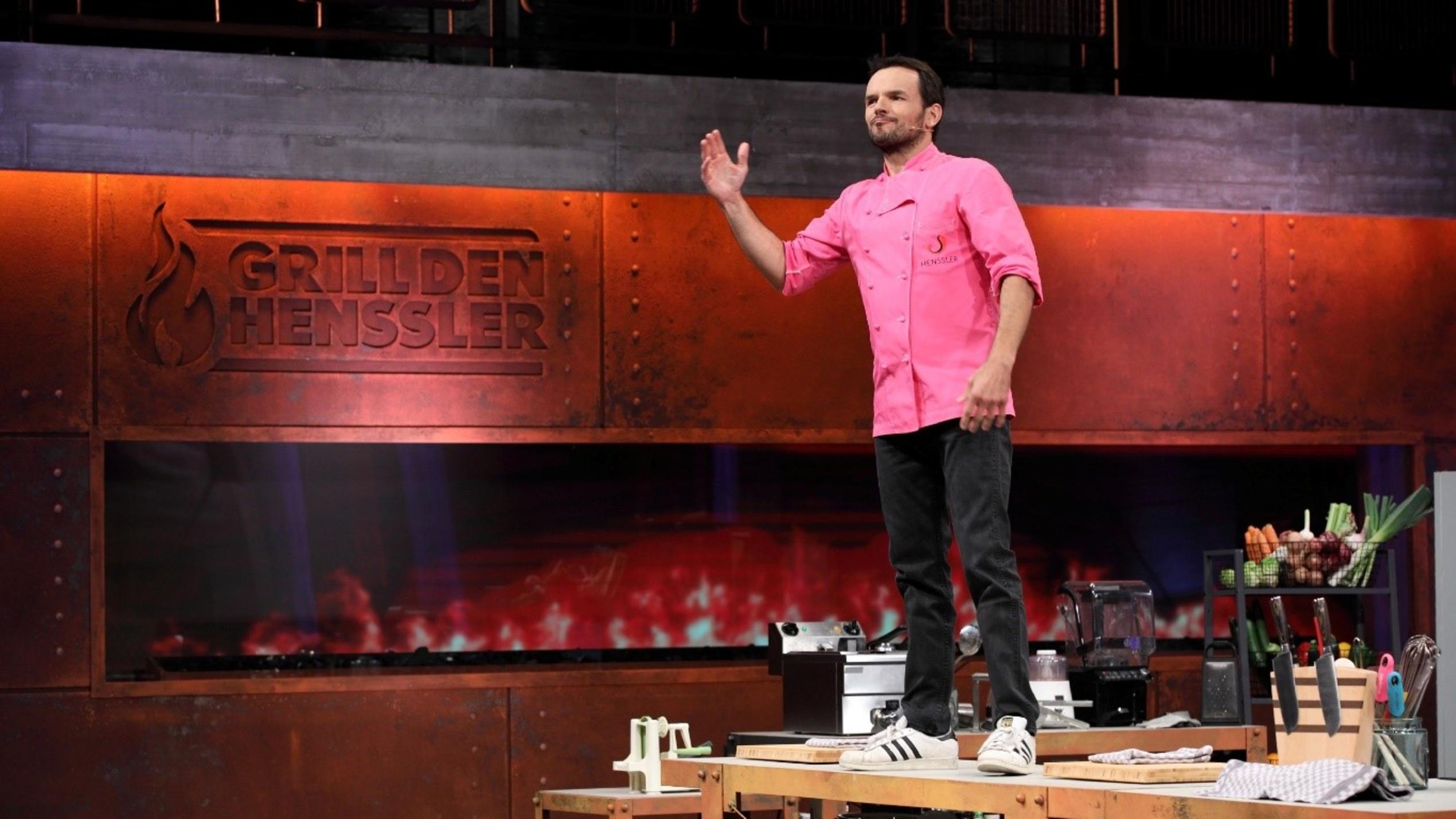 "Grill den Henssler 2020" jetzt im VOX-Live-Stream auf TVNOW online sehen Steffen Henssler kocht auch im Herbst bei "Grill den Henssler" 2020 gegen prominente Hobbyköche.