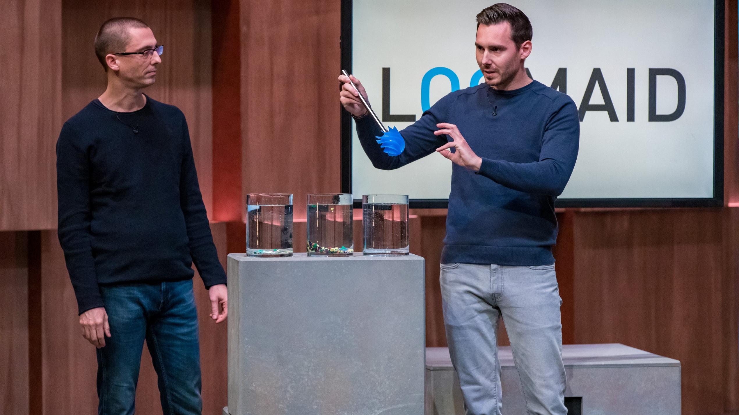 „LOOMAID" ist eine saubere und hygienische WC-Bürste Jan-Peter (l.), Andres Psczolla