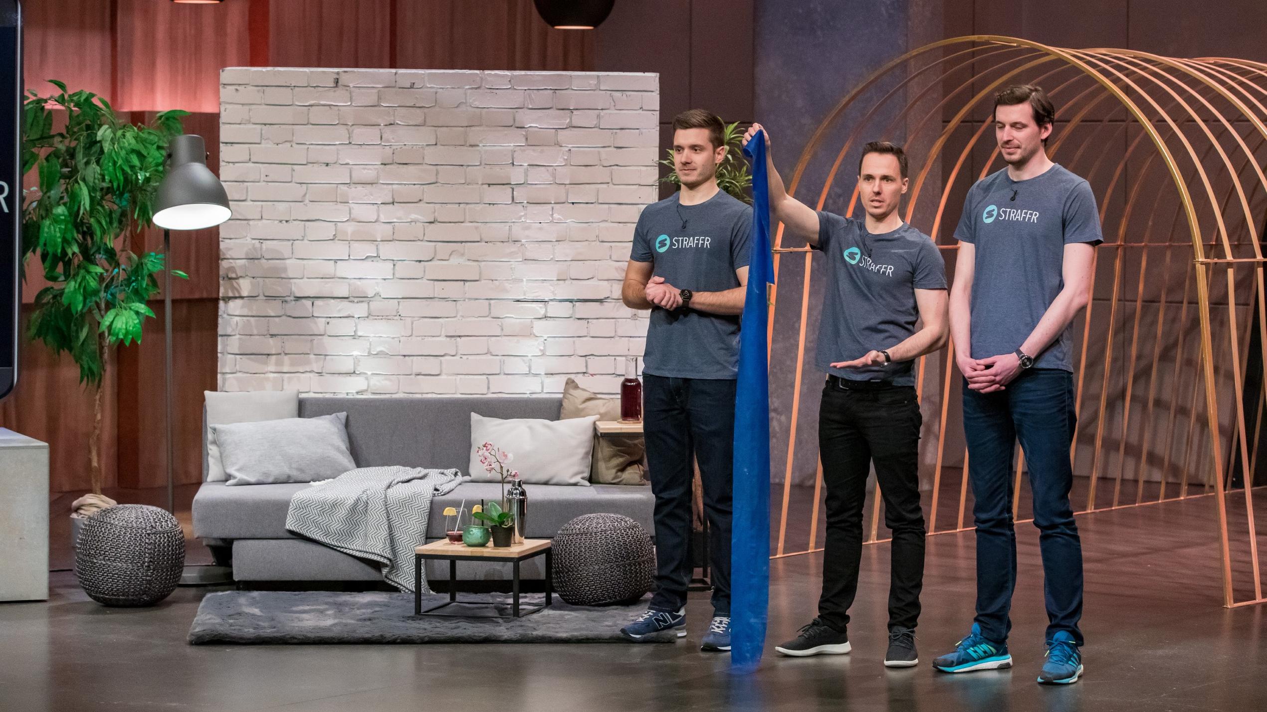 Die Höhle der Löwen 2020: Mit „STRAFFR" wird ein altbekanntes Trainingsgerät neu aufgezogen V.l.: Torben Hellmuth, Stefan Weiß und Hanno Storz aus Kassel präsentieren das intelligente Sportband "STRAFFR".