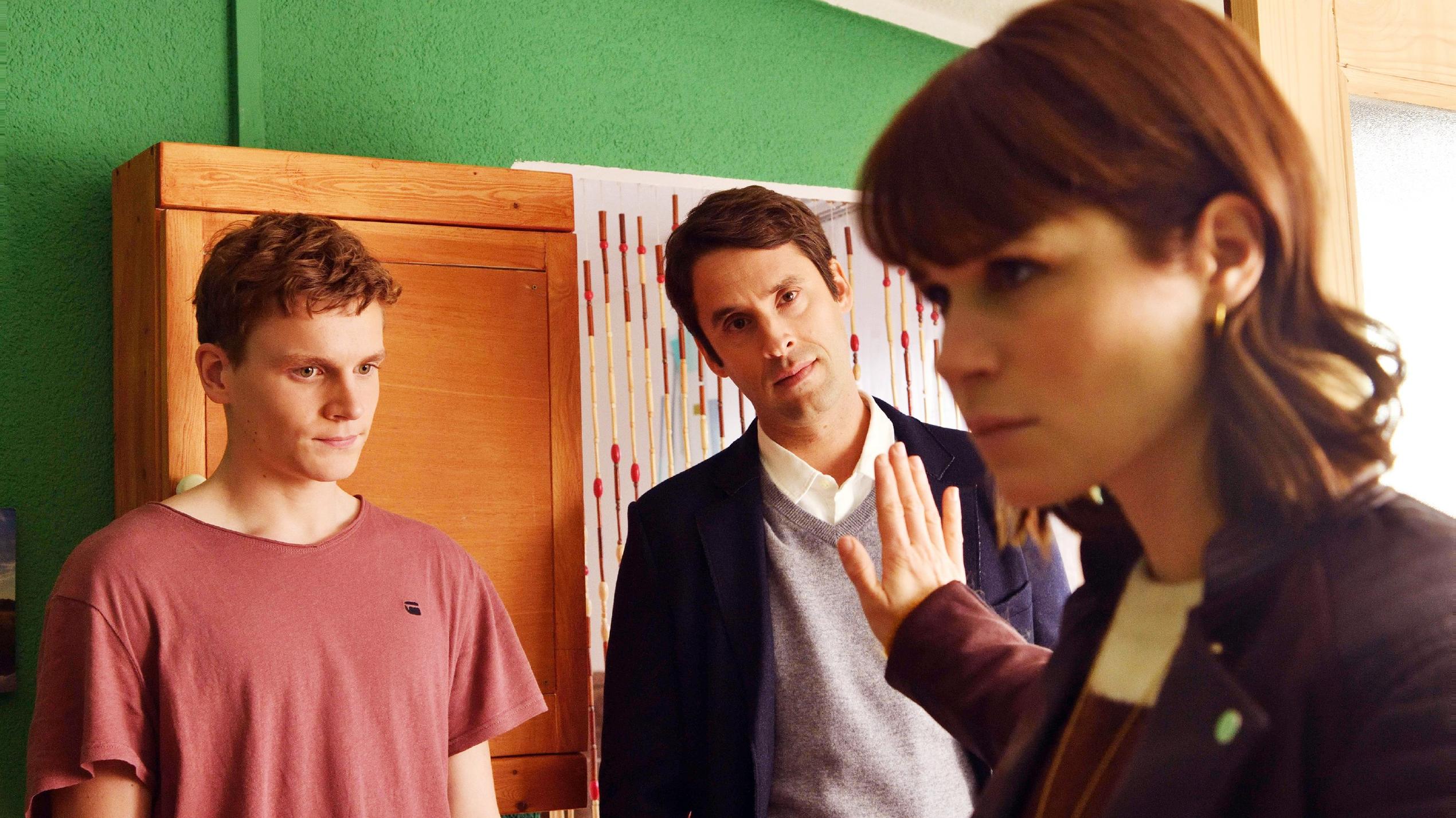 Lucie. Läuft doch! Sozialstunden und ein pädagogisches Wunder Als Lucie (Cristina Do Rego) Rico (Lenz Lengers, l.)erwischt, bedeutet sie dem Psychologen Bartels (Kai Albrecht, Mitte) ruhig zu sein.