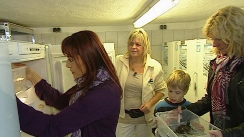 Diana Eichhorn in der Schildkrötenstation hundkatzemaus-Reporterin Diana Eichhorn