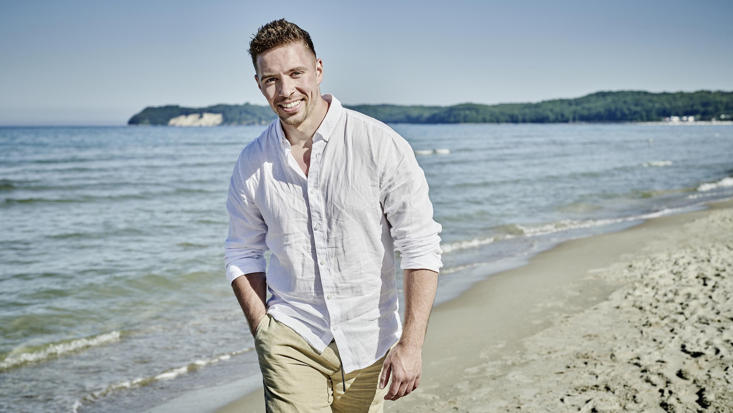 Zwischen Tüll und Tränen: Ramon Rosellys neuer Hit "Herz aus Gold" "Herz aus Gold" von Ramon Roselly