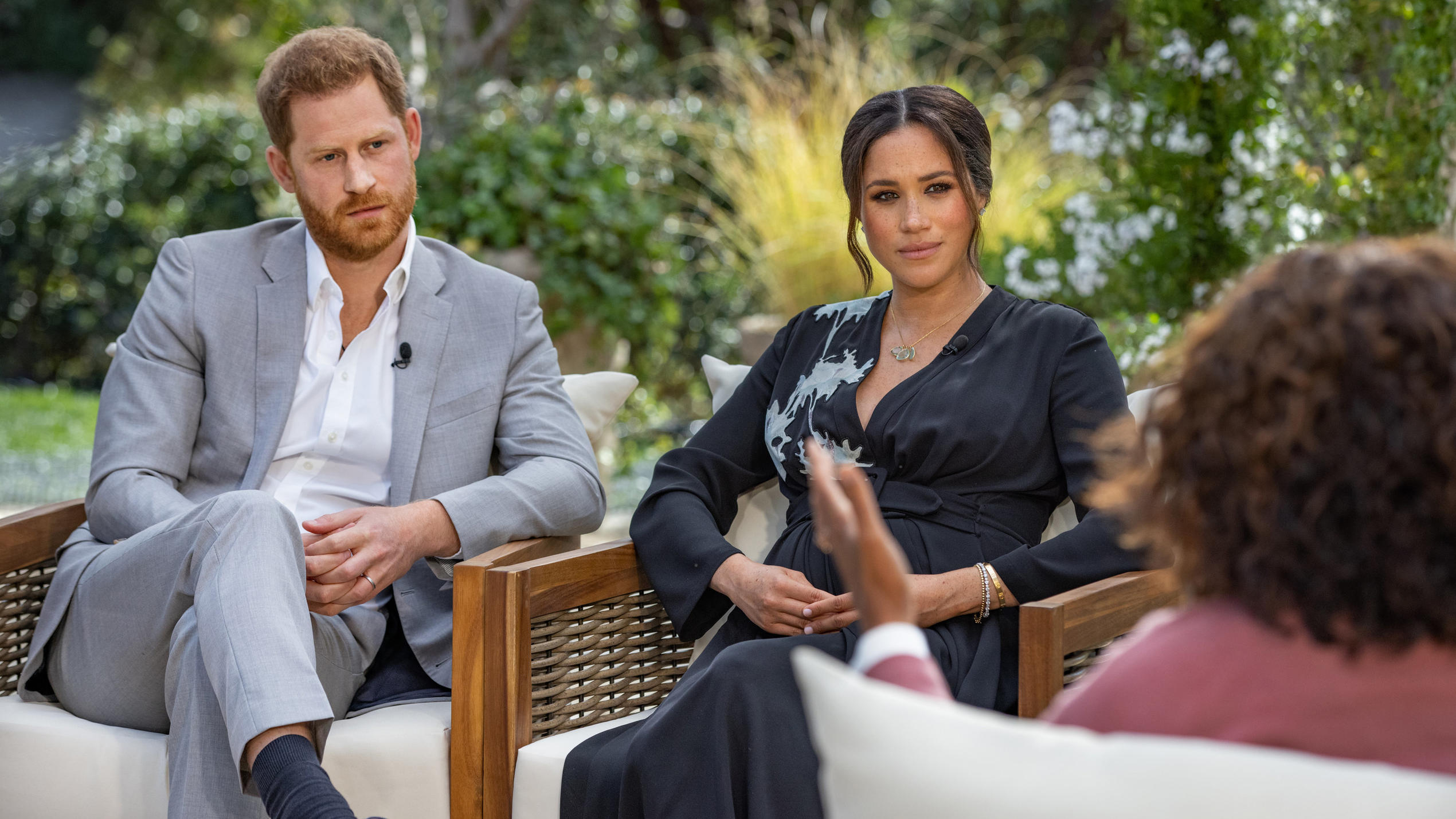 Harrys und Meghans Enthüllungs-Interview: Der royale Nachmittag im Free-TV Die US-Starmoderatorin Oprah Winfrey (r) spricht während eines Interviews mit dem britischen Prinz Harry und seiner Ehefrau Herzogin Meghan.