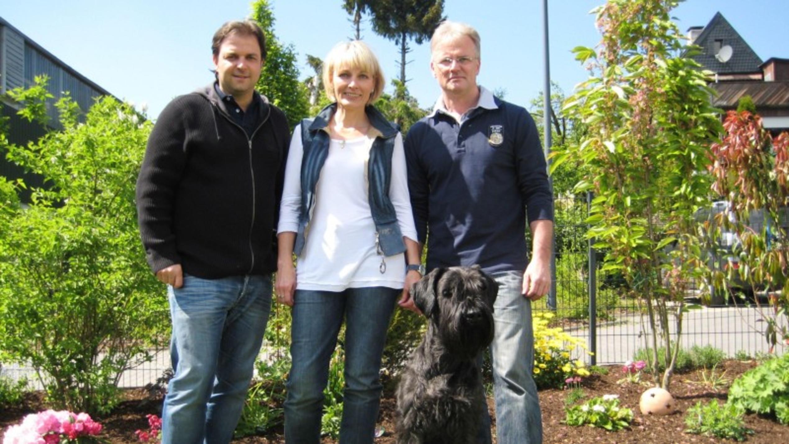 Riesenschnauzer Jimmy macht Randale Hundeprofi Martin Rütter mit Riesenschnauzer Jimmy und seiner Familie