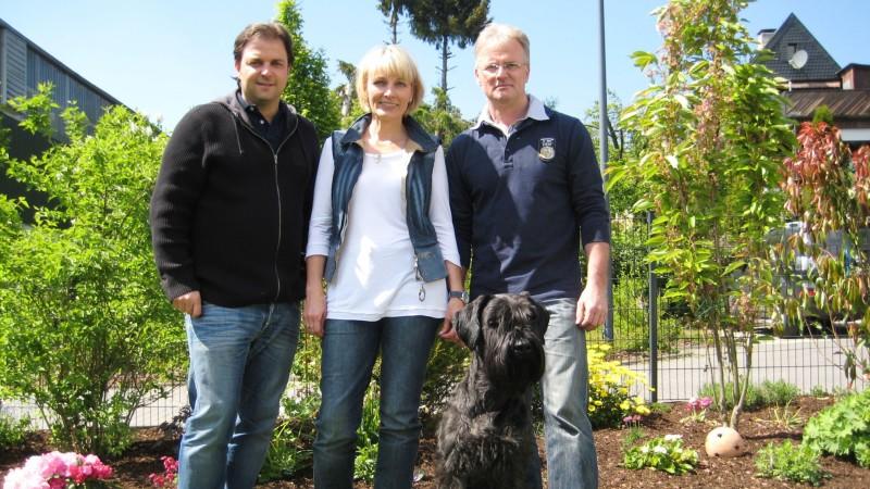 Riesenschnauzer Jimmy macht Randale Hundeprofi Martin Rütter mit Riesenschnauzer Jimmy und seiner Familie