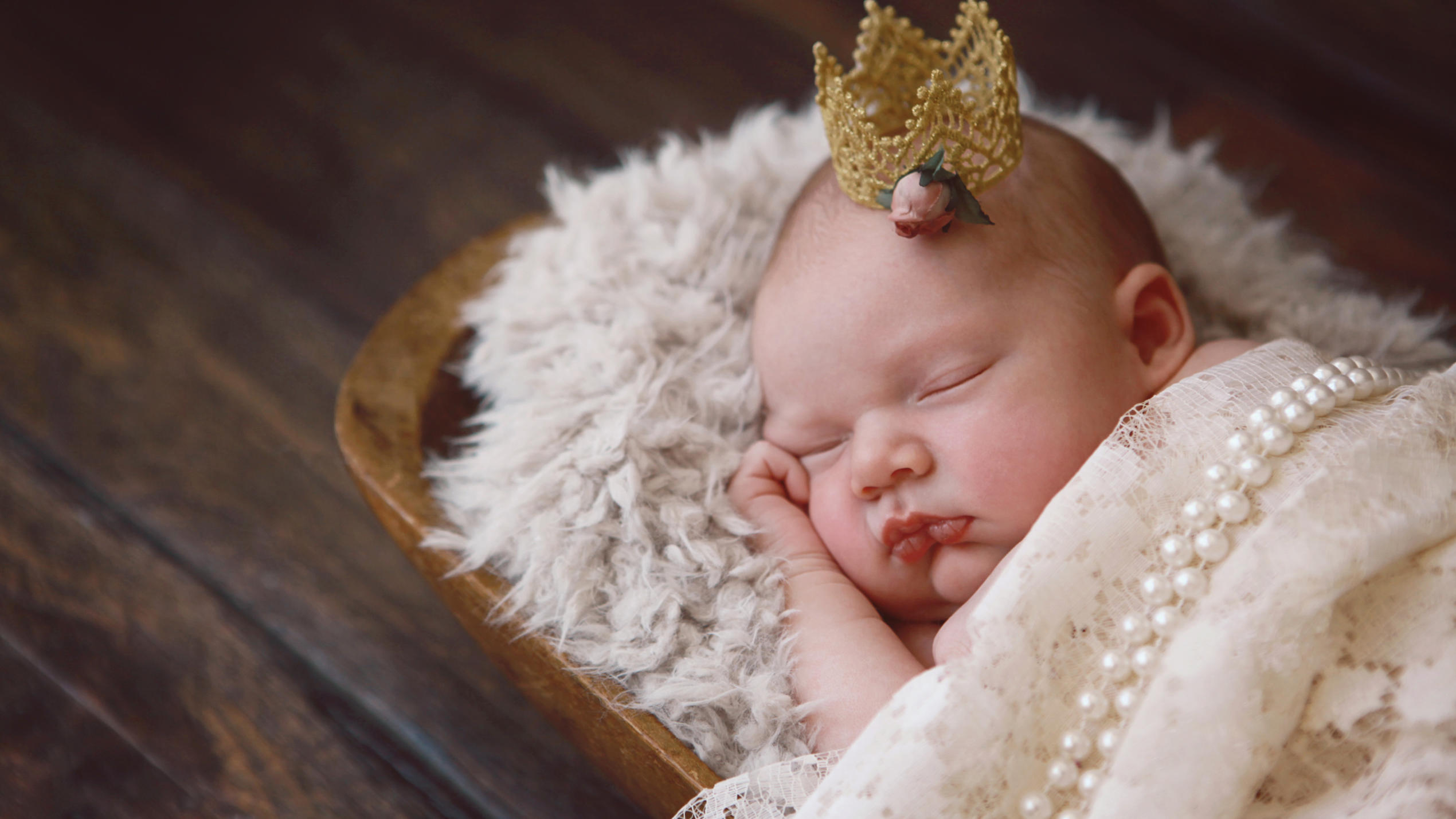 13 Babynamen aus Märchen, die unbedingt häufiger vergeben werden sollten Baby mit Krone