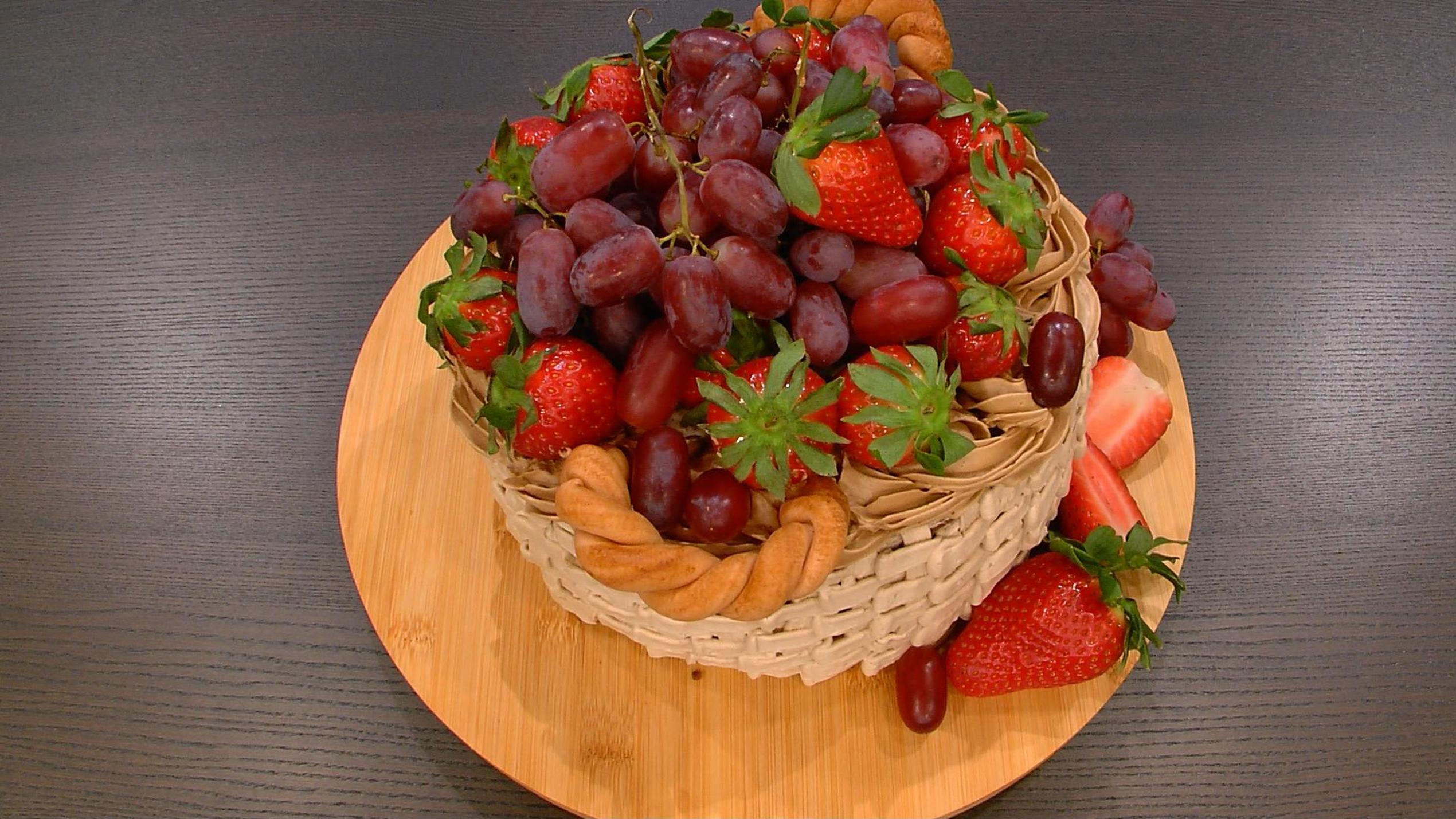 Allererste Sahne - Wer backt am besten? Diese Torte ist ein Skandal Ein gebackenes Erdbeerkörbchen