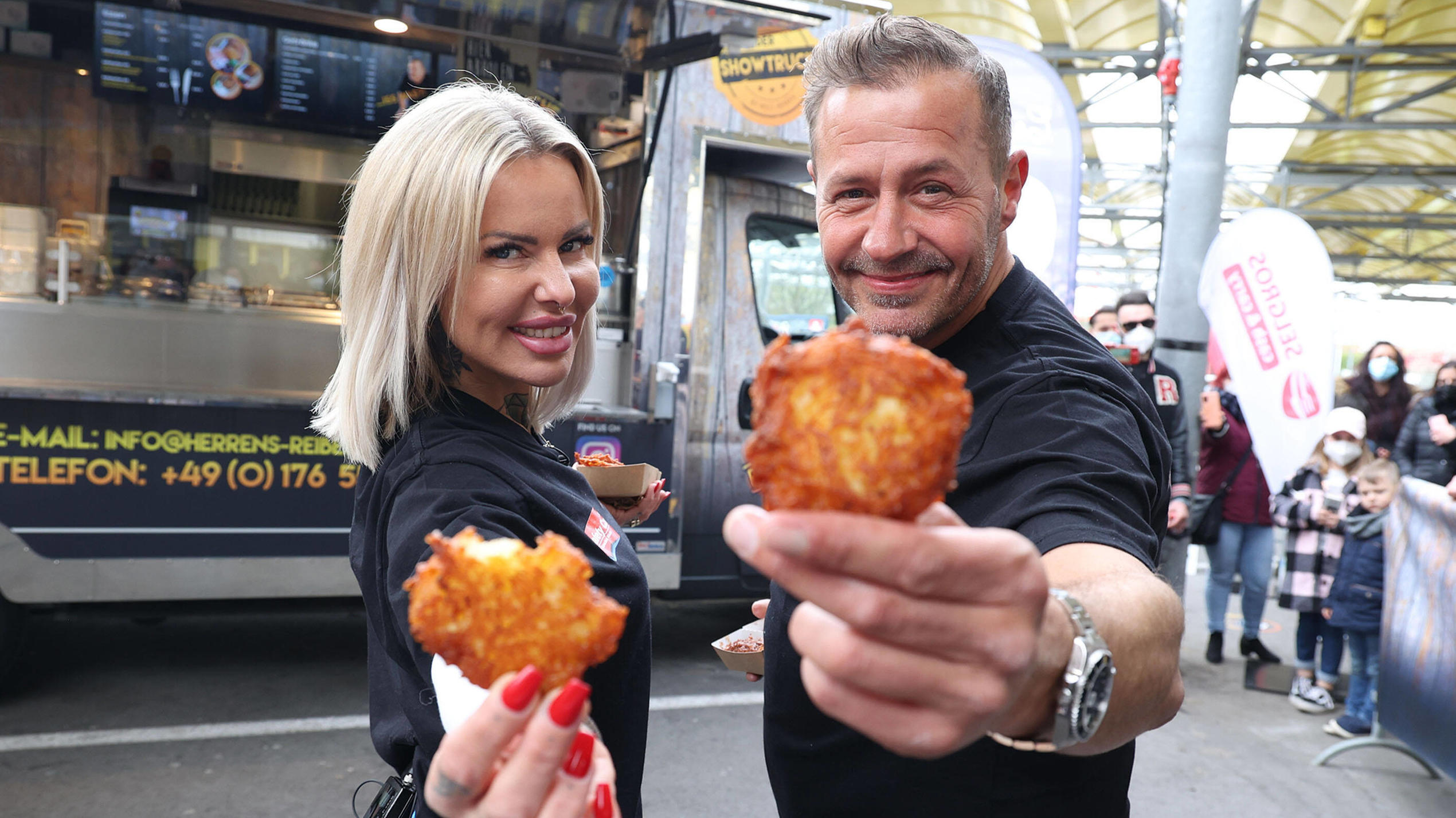 Reibekuchen-Bude abgebrannt: Geht es für Willi Herrens Lebenstraum trotzdem weiter? Willi Herren und Desiree Hansen bei der Eröffnung von "Willi Herrens Rievkooche Bud" am 16. April 2021
