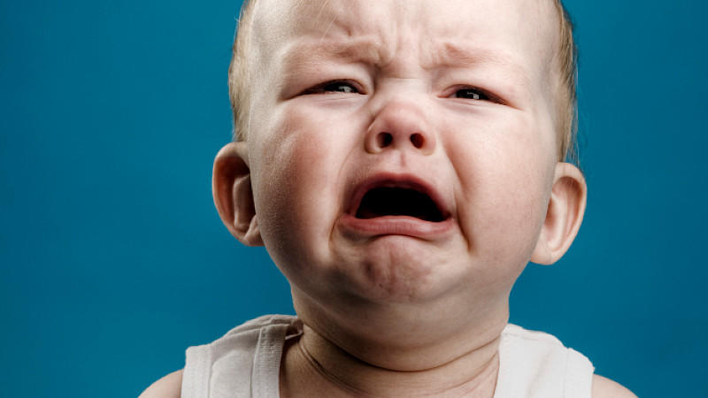 Oh, Schreck! Babys Lieblingsteil ist weg! Photo of nine month baby crying, isolated