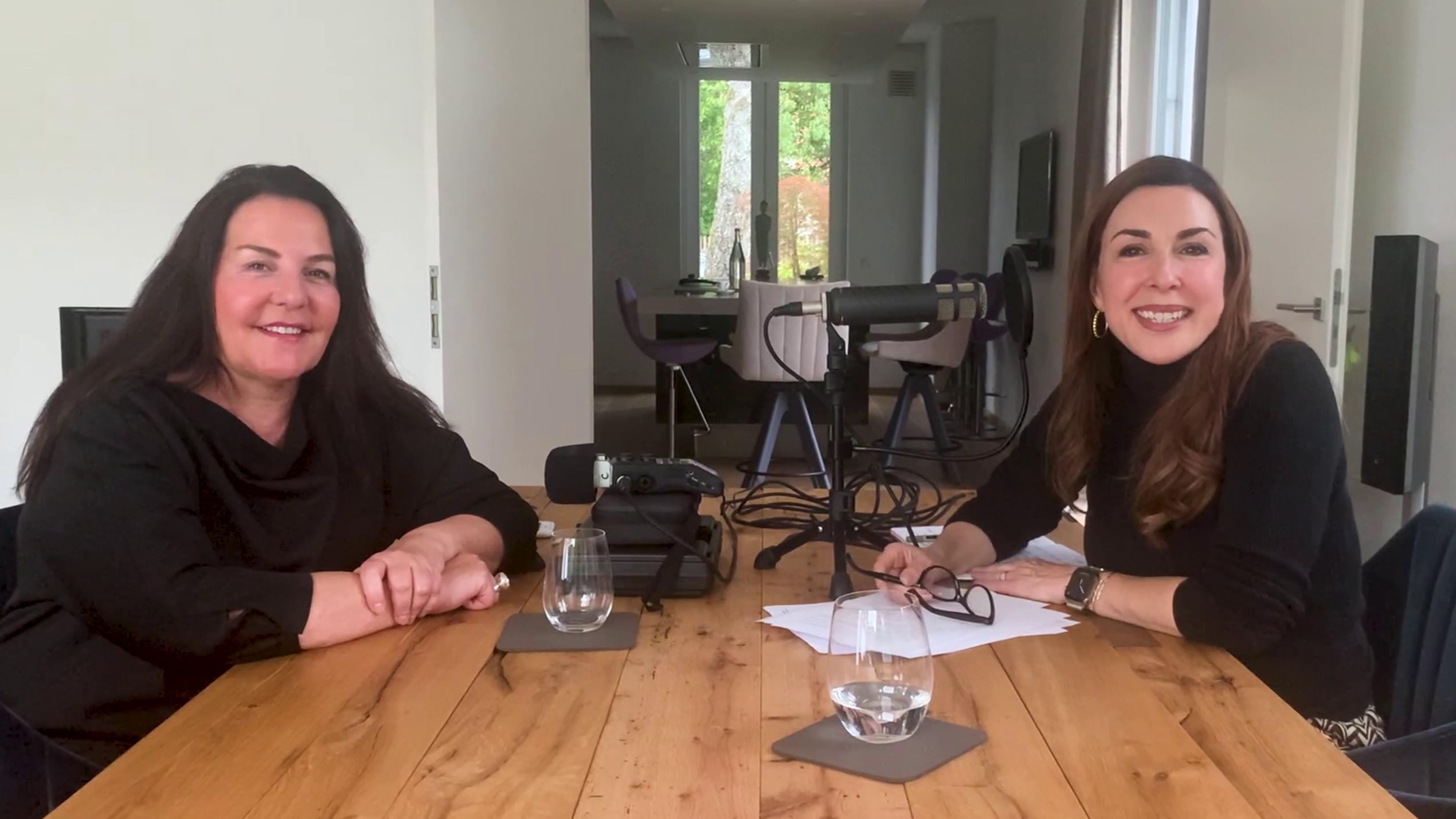 Petra Jenner im Gespräch mit Judith Williams über ihren beruflichen Aufstieg Petra Jenner (l.) ist zu Gast bei Judith Williams (r.).