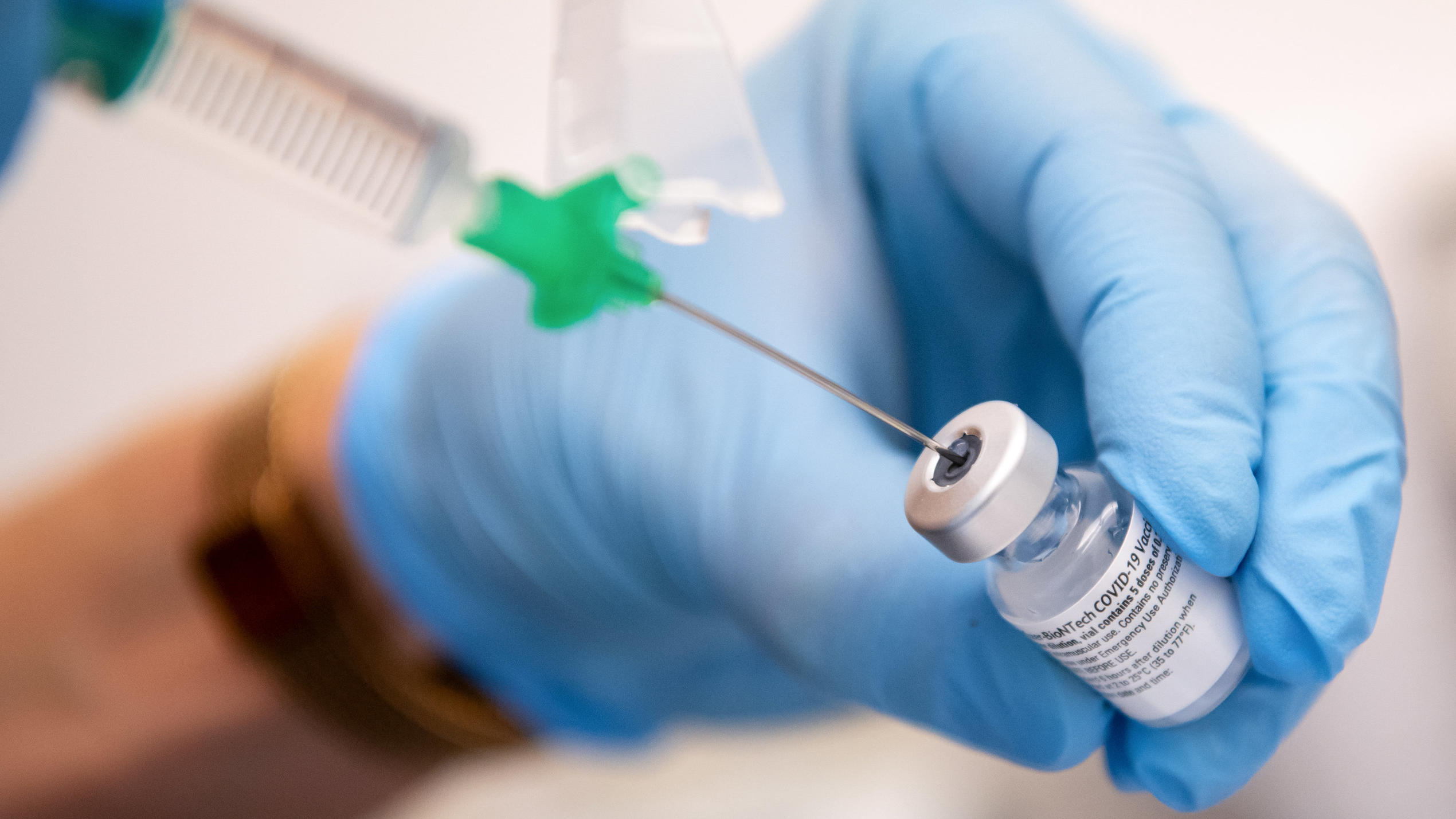 Steigende Inzidenzen: Kommt es bald wieder zu Einschränkungen? Eine Klinik-Mitarbeiterin zieht den Covid-19 Impfstoff von Biontech/Pfizer für eine Impfung auf eine Spritze. (zu dpa "Corona-Impfung: Wie man die Zögerlichen und Unsicheren erreicht") Foto: Sven Hoppe/dpa ++