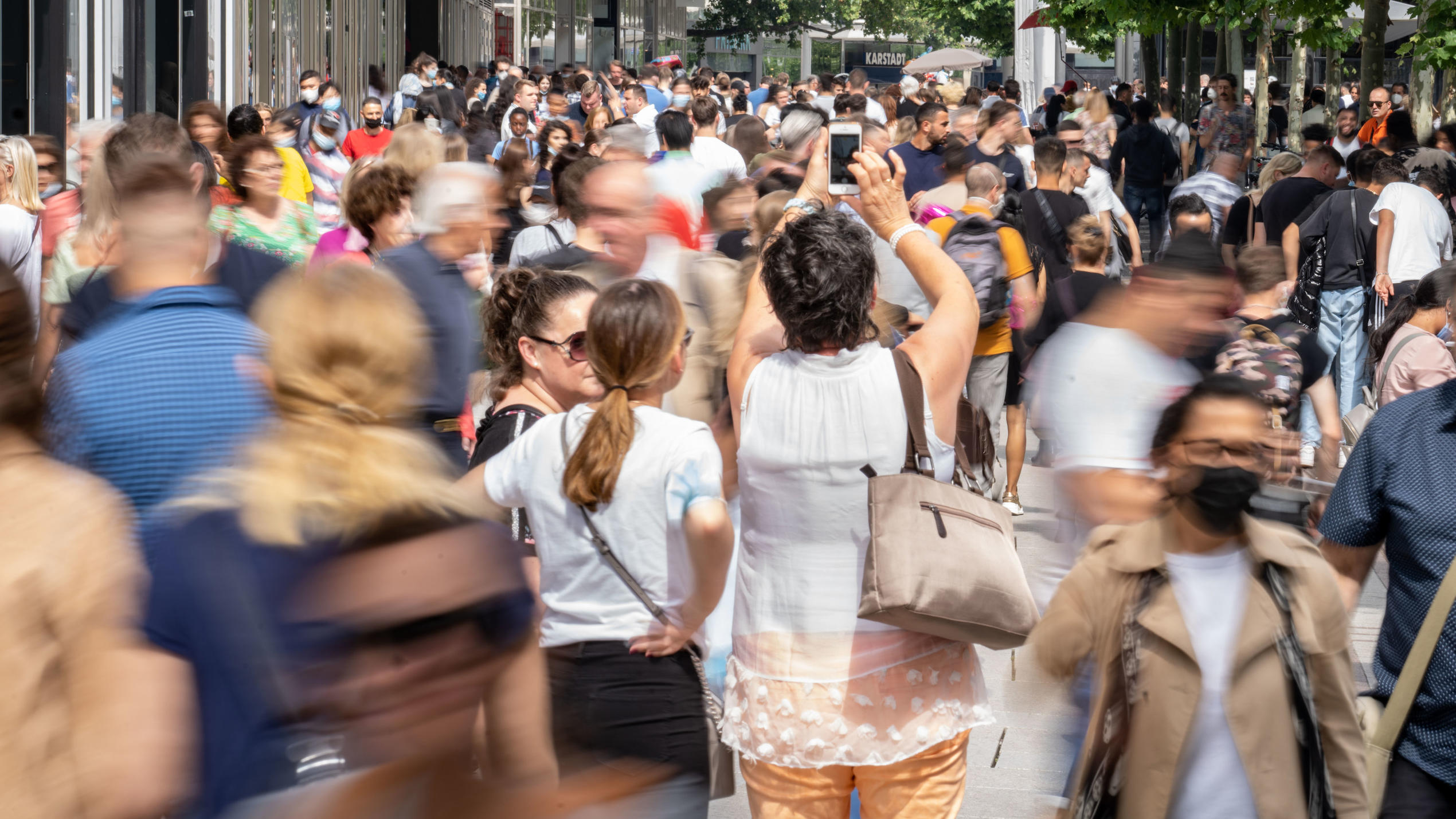 Steigende Inzidenzen: Kommt es bald wieder zu Einschränkungen? 10.07.2021, Hessen, Frankfurt/Main: Zahlreiche Menschen bevölkern am Nachmittag die Fußgängerzone auf der Zeil in der Innenstadt. Frankfurt weist mit einer 7-Tage-Inzidenz von über 20 bei den größten deutschen Städten die meisten Infektionen auf. (Au