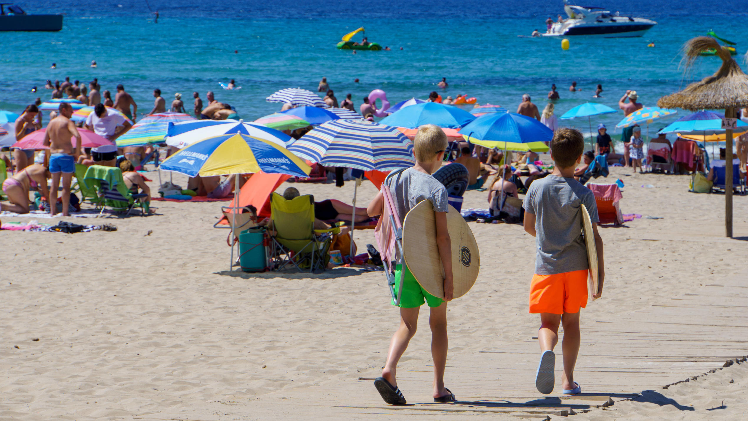 Karl Lauterbach über die Lage auf Mallorca: "Jeder muss selbst wissen, was er für ein Wagnis eingeht“ Strand von Paquera auf Mallorca, Spanien, im zweiten Jahr der Corona-Pandemie Hochsaison Sommer 2021 -Strand von Paquera auf Mallorca, Spanien, im zweiten Jahr der Corona-Pandemie Hochsaison Sommer 2021 -, Mallorca Balearische Inseln Spanien Santanyi