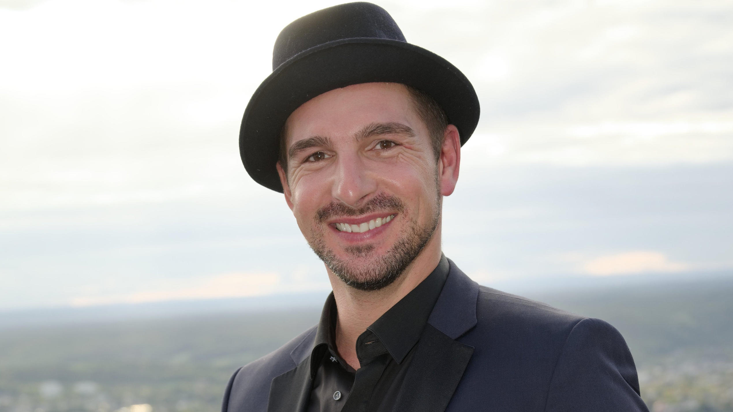 Benjamin Piwko teilt ungewohnt privaten Schnappschuss mit Felicitas Woll ARCHIV - 23.09.2019, Nordrhein-Westfalen, Königswinter: Der Schauspieler Benjamin Piwko kommt zur Wiedereröffnung des Hotels Petersberg. Für den gehörlosen «Let's Dance»-Finalisten und Schauspieler macht die Liebe nicht vor körperlichen Unterschieden