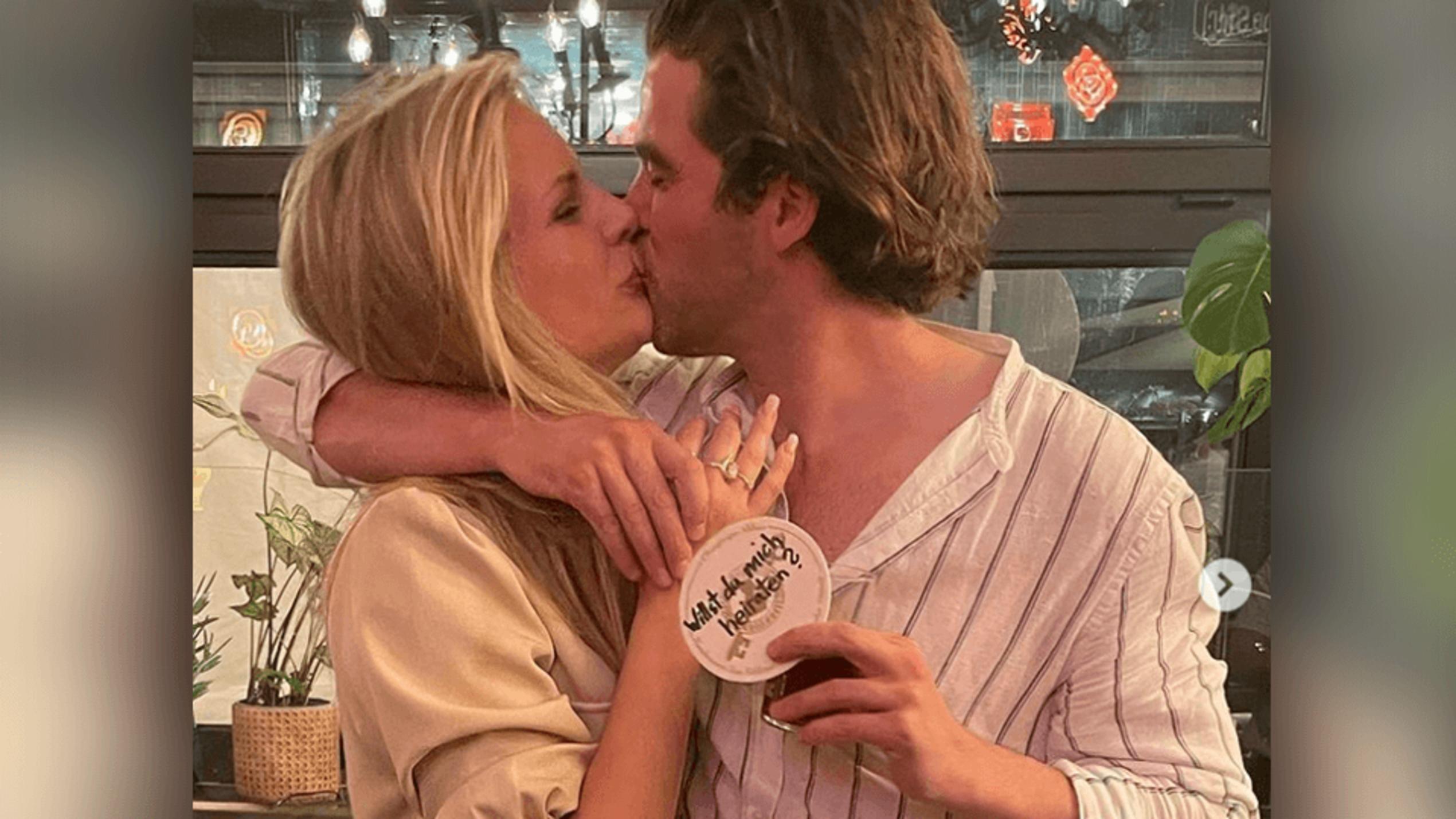 "Köln 50667"-Stars: Daniel Peukmann macht Carolina Noeding vor versammelter Mannschaft Heiratsantrag "Köln 50667"-Stars Claudia Noeling und Daniel Peukmann sind verlobt.