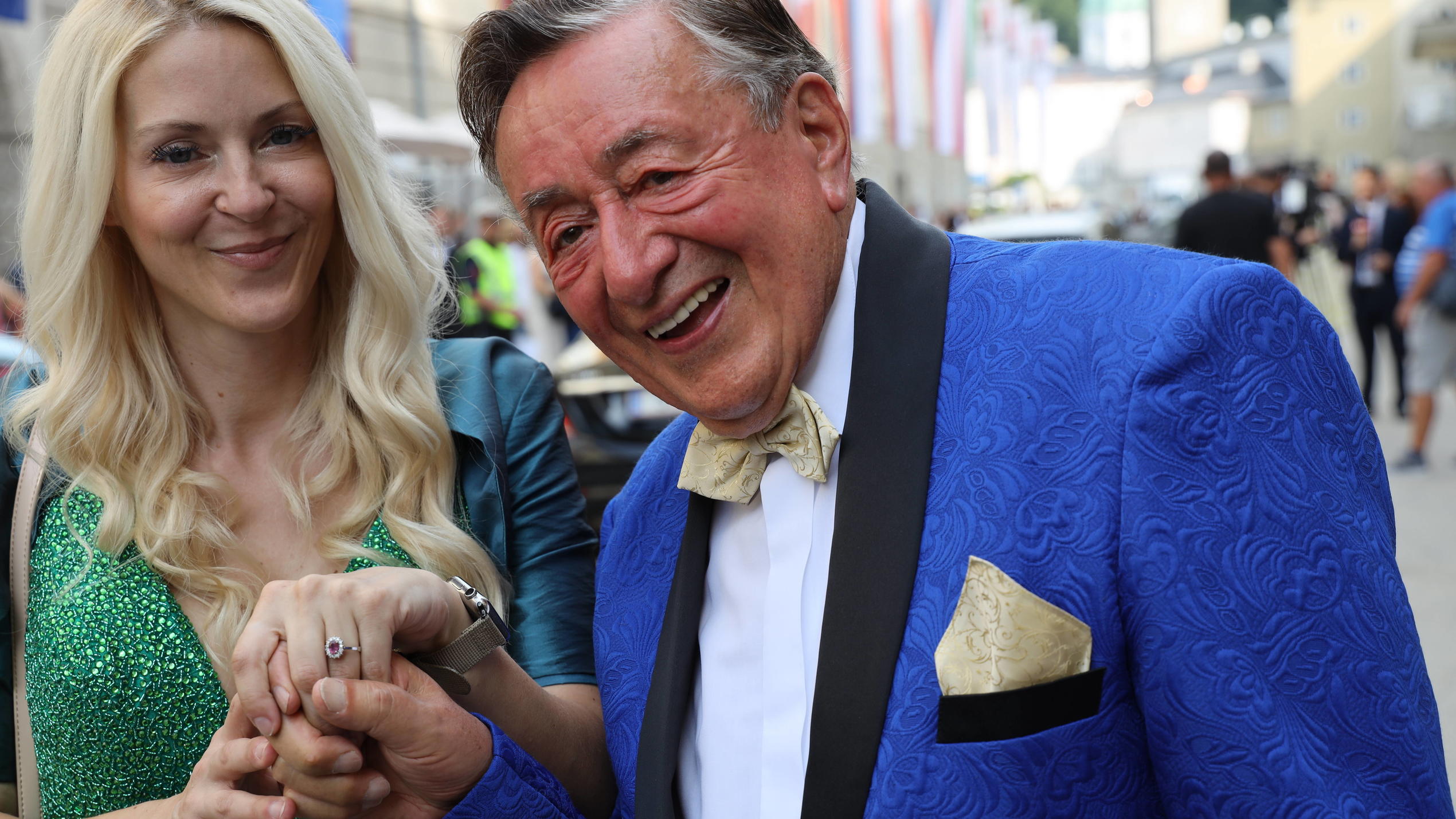 Neue Freundin von Richard Lugner: Sein „Bienchen“ hat schon den Ring am Finger Richard Lugner und seine neue Freundin Simone "Bienchen" Reiländer