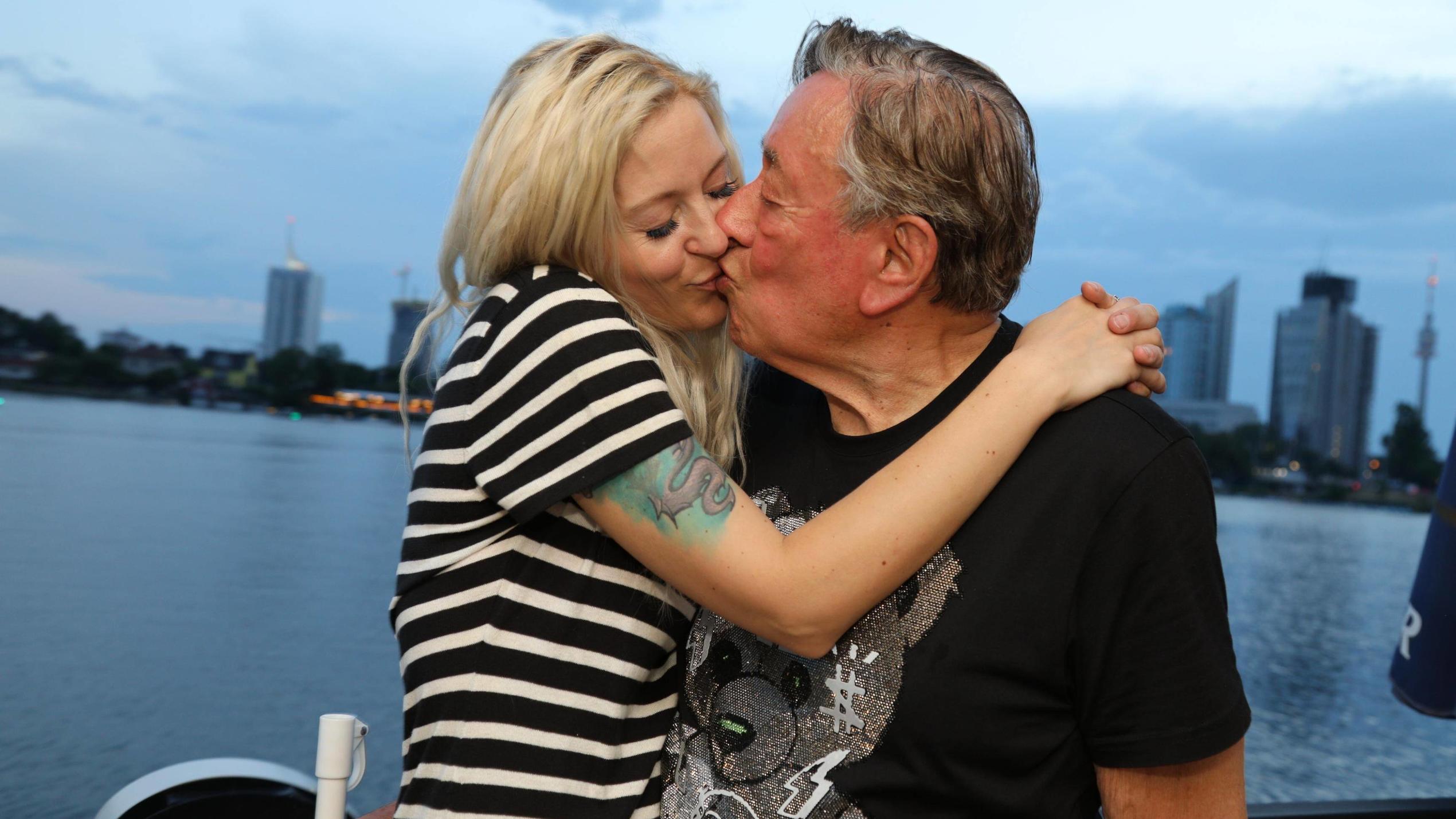 Neue Freundin von Richard Lugner: Sein „Bienchen“ hat schon den Ring am Finger Richard Lugner und seine neue Freundin Simone