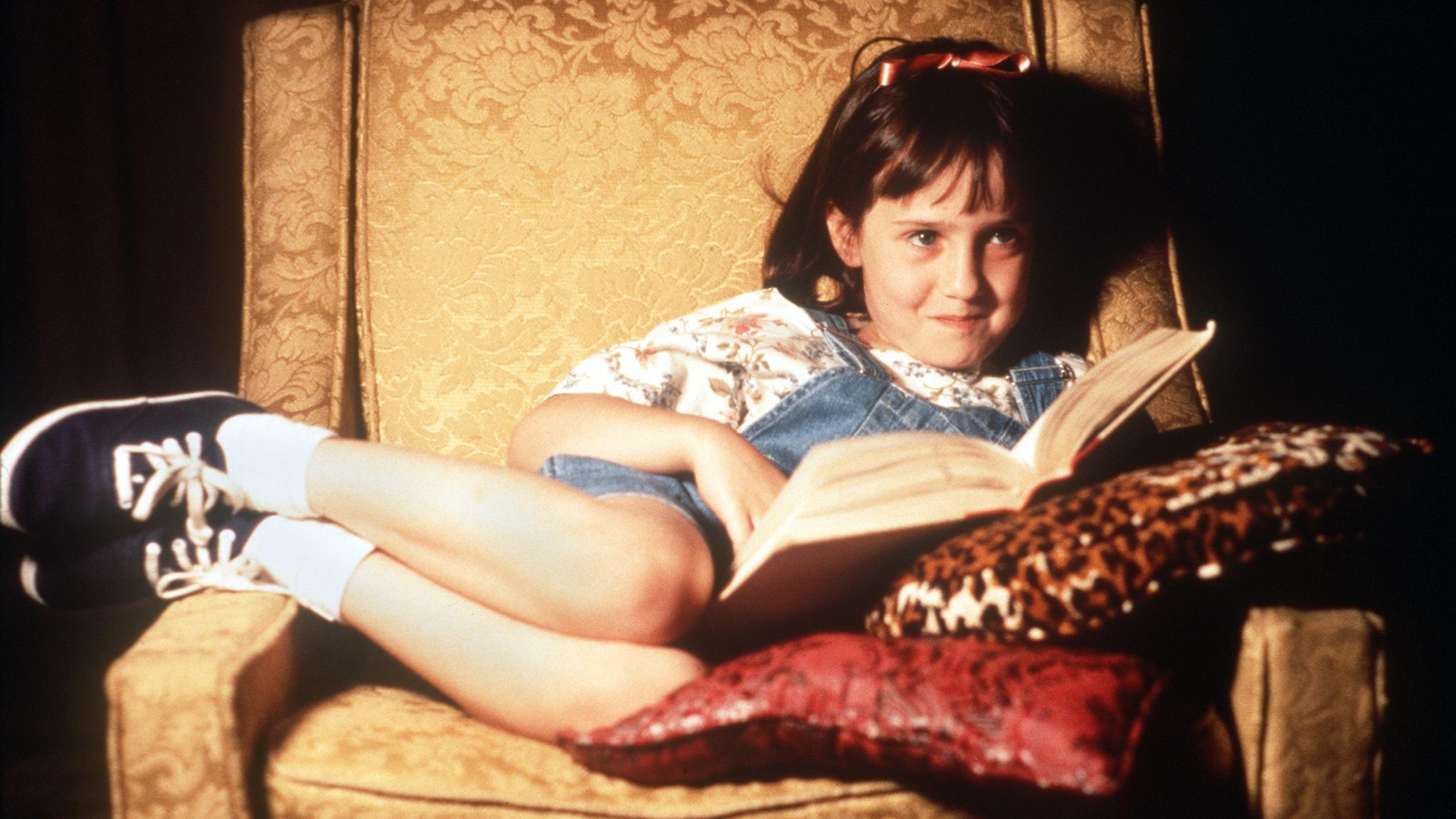 Kinderfilm „Matilda“ kam vor 25 Jahren in die US-Kinos: So sehen die Stars heute aus Neuer Kinderstar: Mara Wilson (8) in der Rolle der Matilda in der gleichnamigen Verfilmung eines Kinderbuchs von Roald Dahl. Die superintelligente Kleine hat es mit ihren Eltern schon schwer: Vater Harry, ein schmieriger Gebrauchtwagenhändler, und se