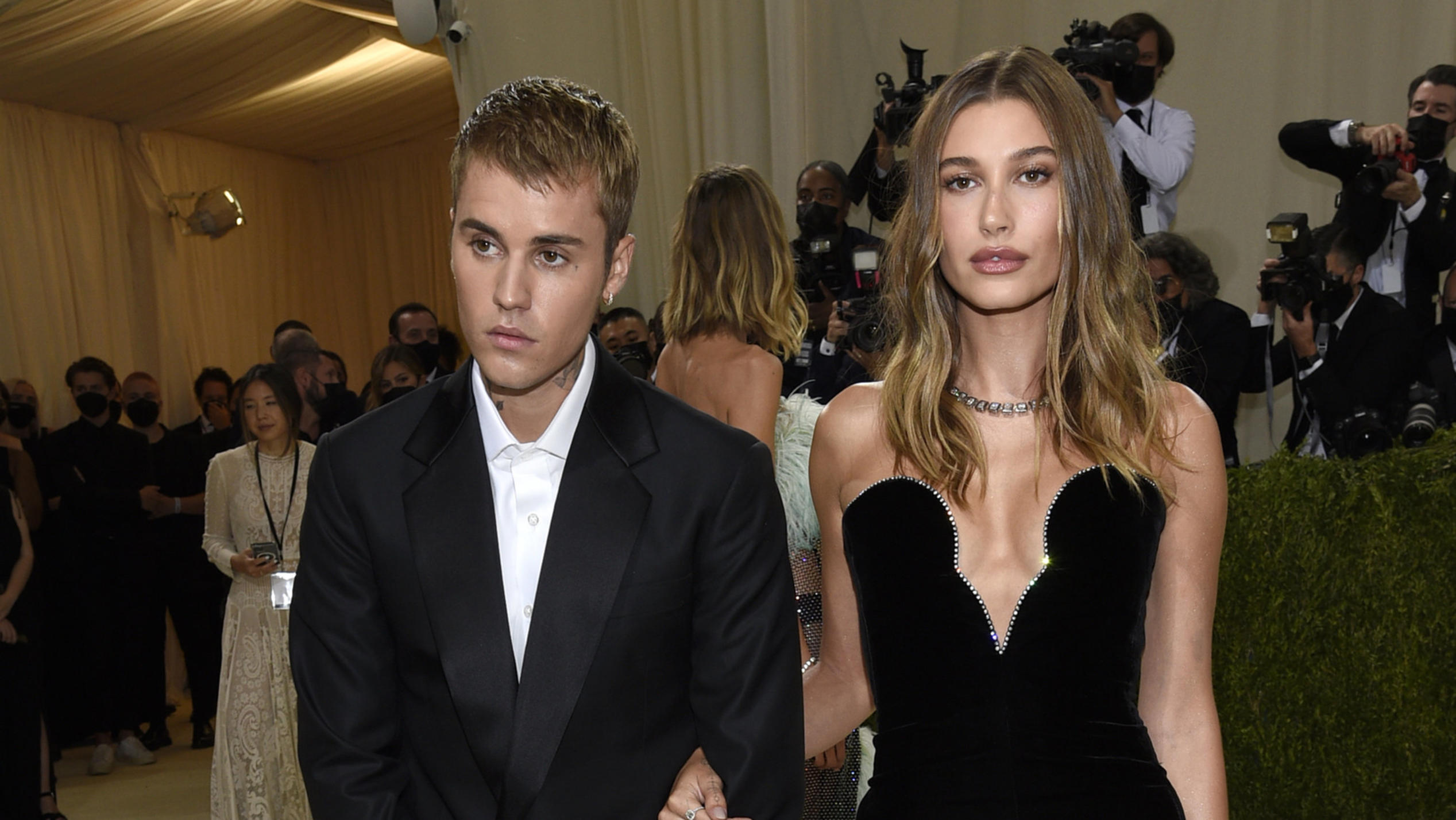 Justin Biebers Frau Hailey: DIESE Geste lässt die Schwanger-Gerüchte wieder brodeln Justin und Hailey Bieber stylisch auf der Met Gala unterwegs