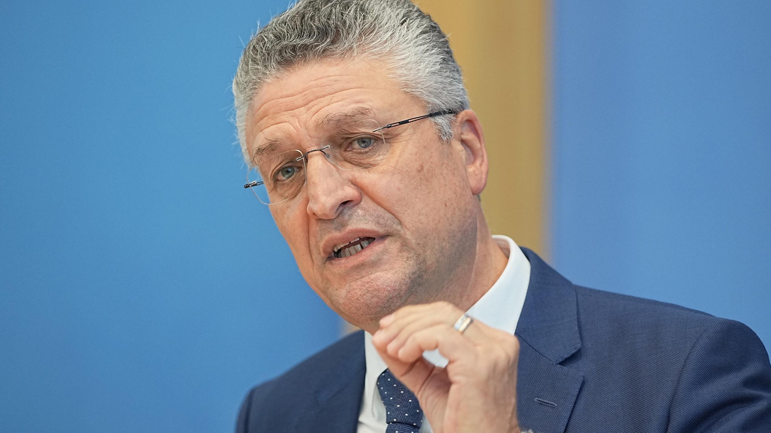 Wahre Impfquote bleibt wohl für immer ein Geheimnis ARCHIV - 06.10.2021, Berlin: Lothar Wieler, Präsident des Robert Koch Institut (RKI) nimmt an einer Pressekonferenz zu Grippeimpfung und Corona teil. Der Präsident des Robert Koch-Instituts, Lothar Wieler, sieht sich massiven Bedrohungen ausgesetzt.