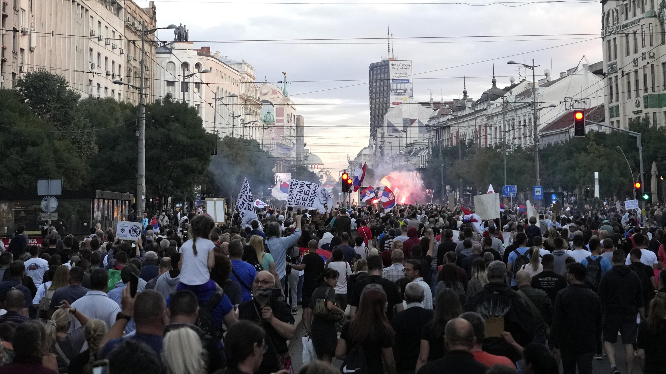 In diesen europäischen Ländern wütet Corona wieder heftig 18.09.2021, Serbien, Belgrad: Demonstranten nehmen an einem Protest gegen mögliche neue Corona-Beschränkungen, die von der Regierung angekündigt wurden, teil. Foto: Darko Vojinovic/AP/dpa +++ dpa-Bildfunk +++