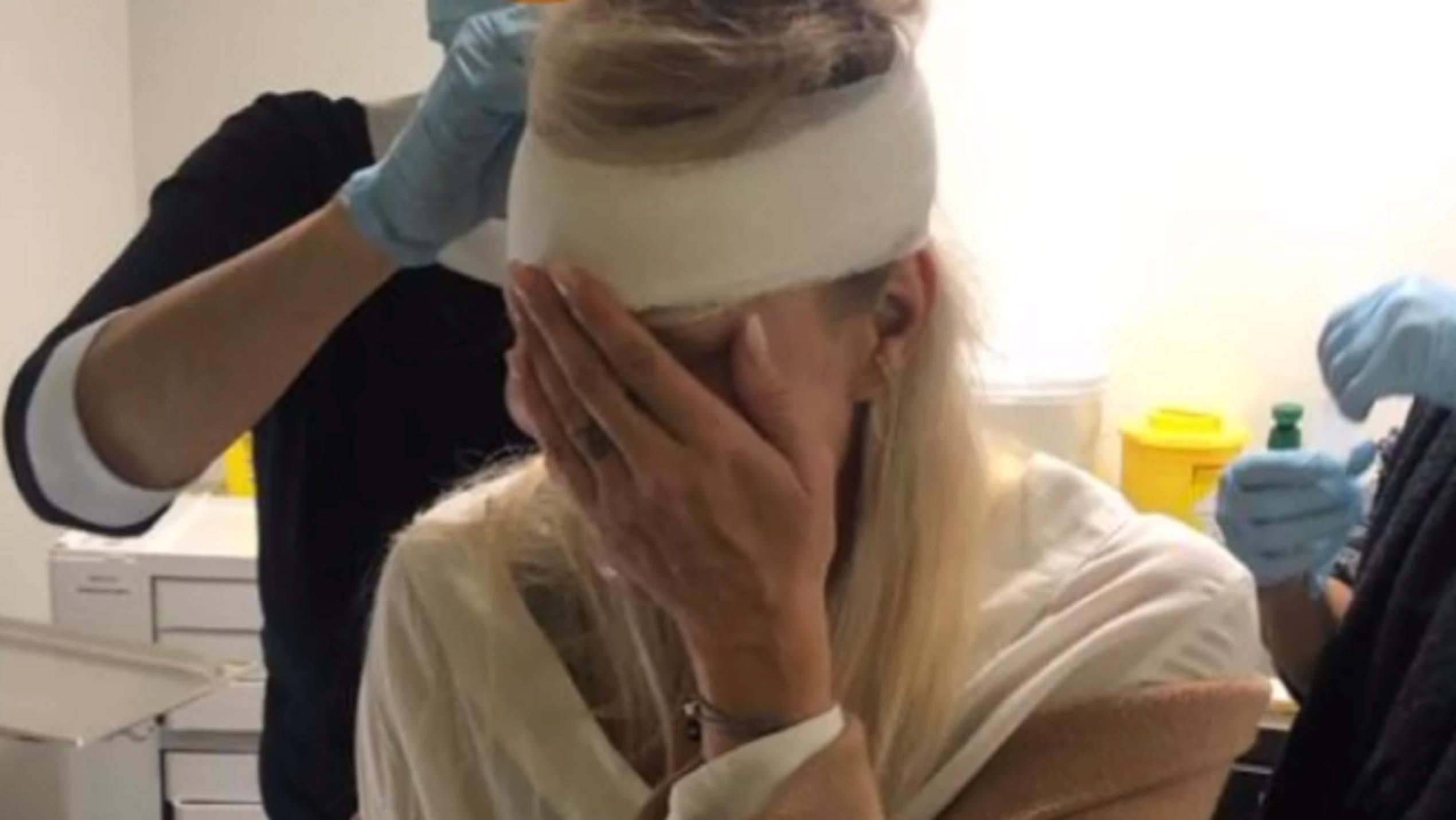 Schock-Bilder von Janine Kunze: Schauspielerin muss mit Platzwunde in die Klinik Janine Kunze mit Platzwunde am Kopf.
