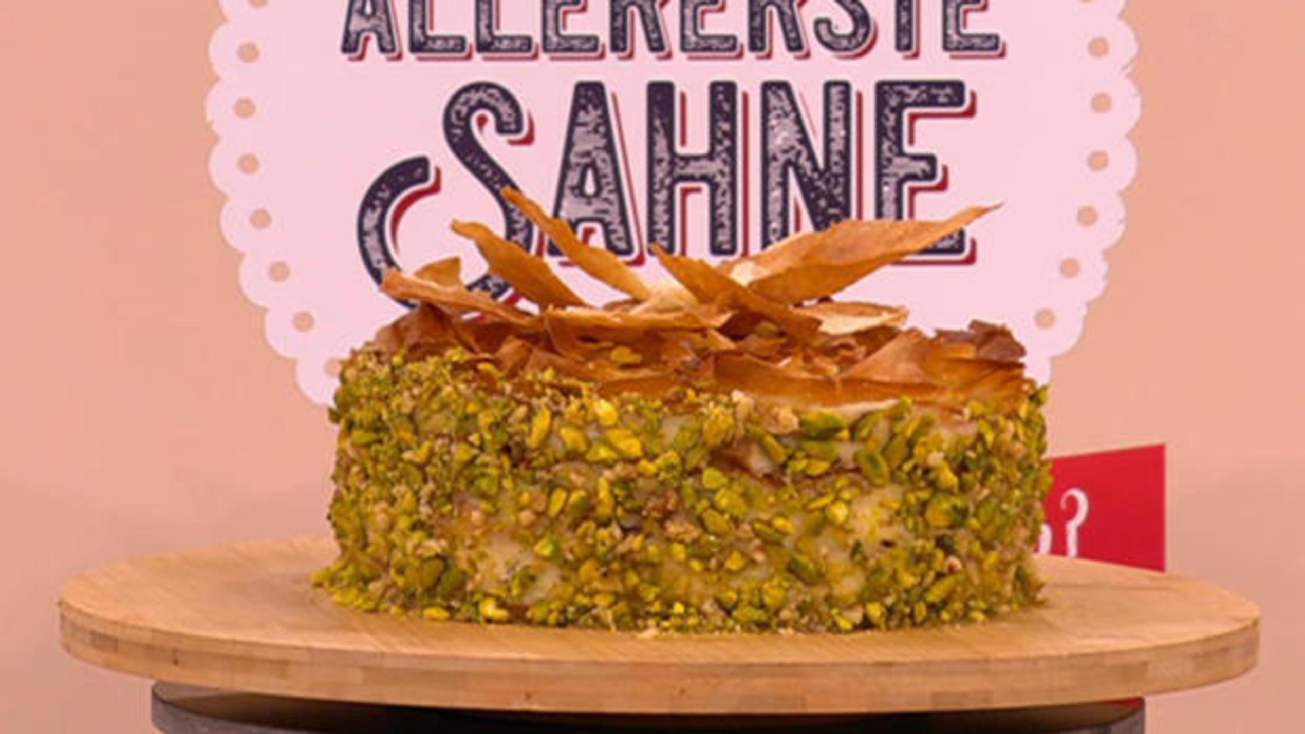 Allererste Sahne: Was für ein riesiges Stück Baklava! Baklava-Torte